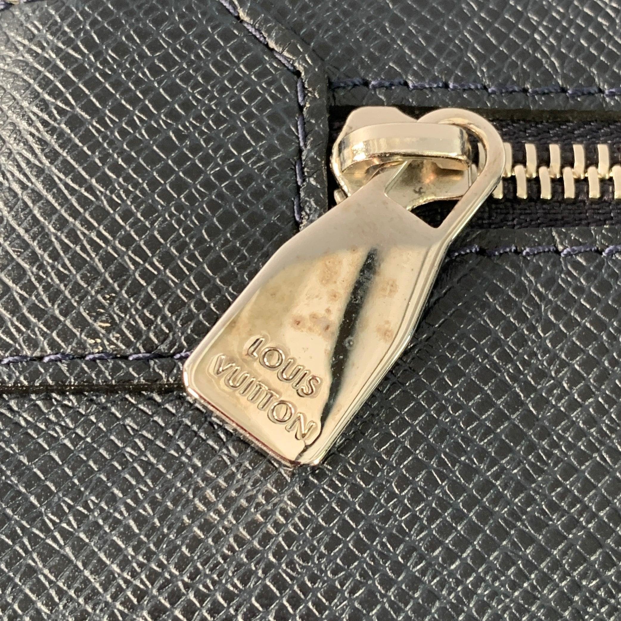 LOUIS VUITTON Borsa a tracolla in pelle Sasha Navy Taiga in vendita 4