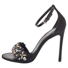 Sandalen aus Satin und Lackleder mit Knöchelriemen von Louis Vuitton, Größe 38,5