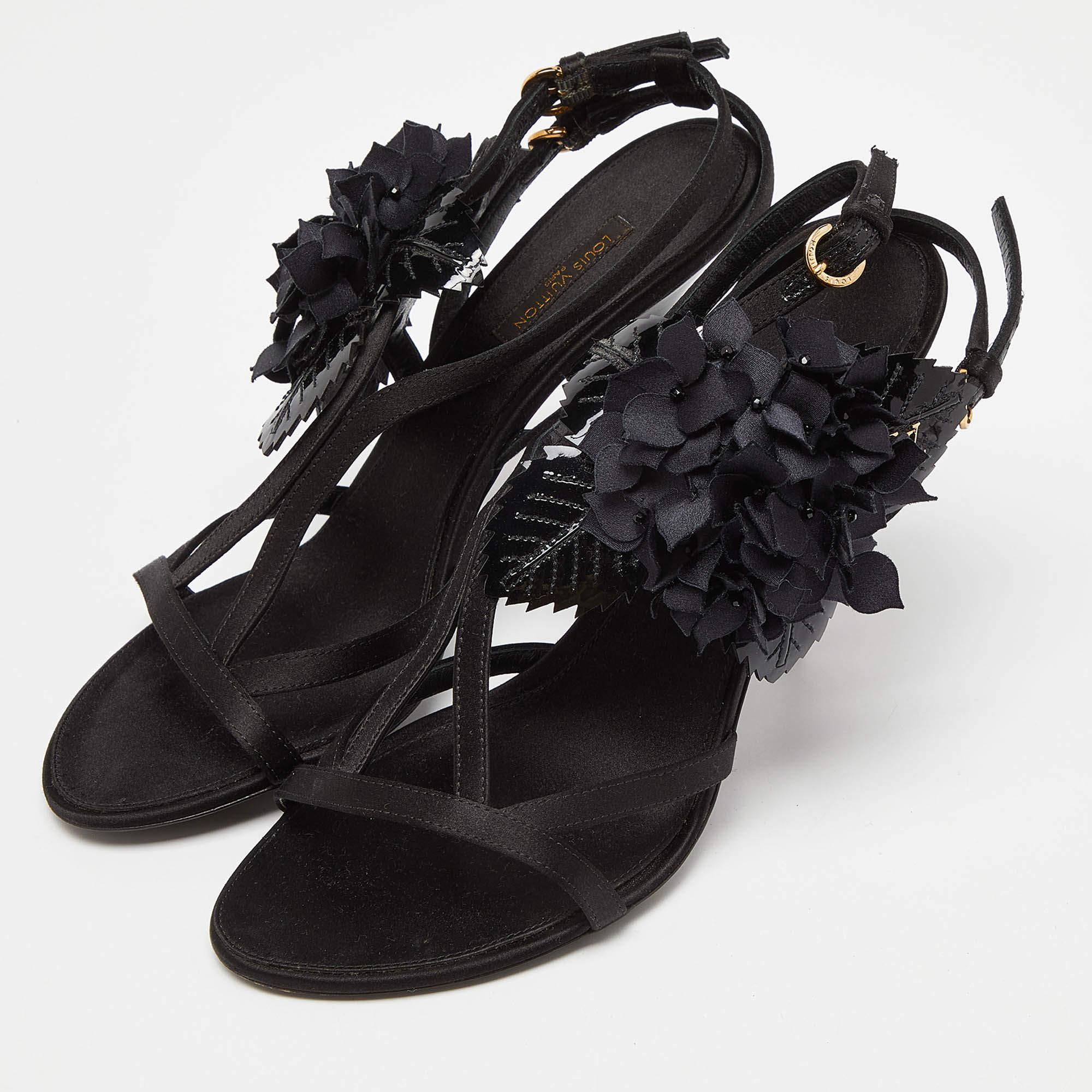 Sortez avec style grâce à cette création de Louis Vuitton. Fabriquées en satin et en cuir verni, ces sandales sont ornées de fleurs. Cette paire de sandales à bouts ouverts est dotée de semelles intérieures doublées de cuir, de talons aiguilles et