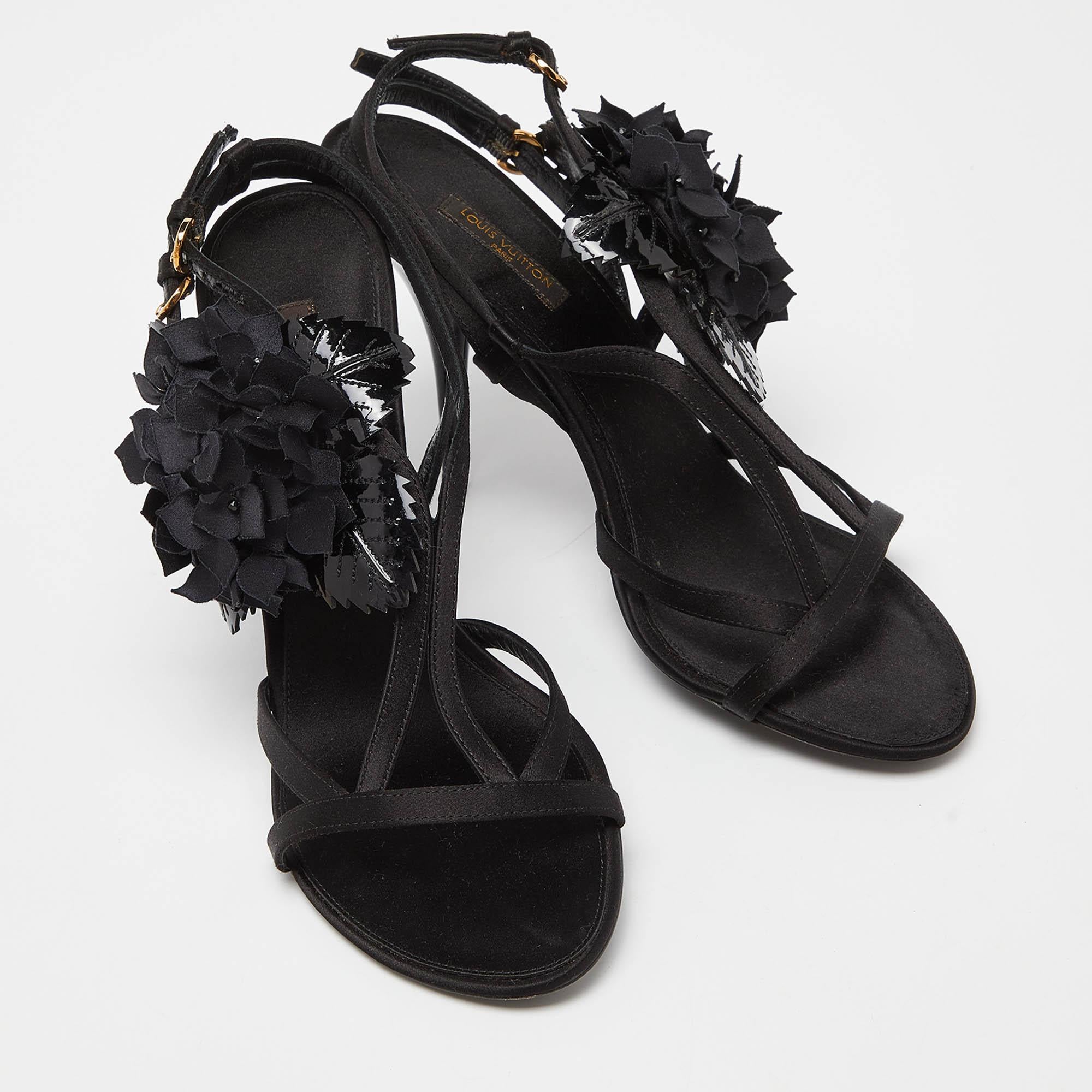 Louis Vuitton - Sandales à lanières à la cheville embellies en cuir verni satiné, taille 38,5 Bon état - En vente à Dubai, Al Qouz 2