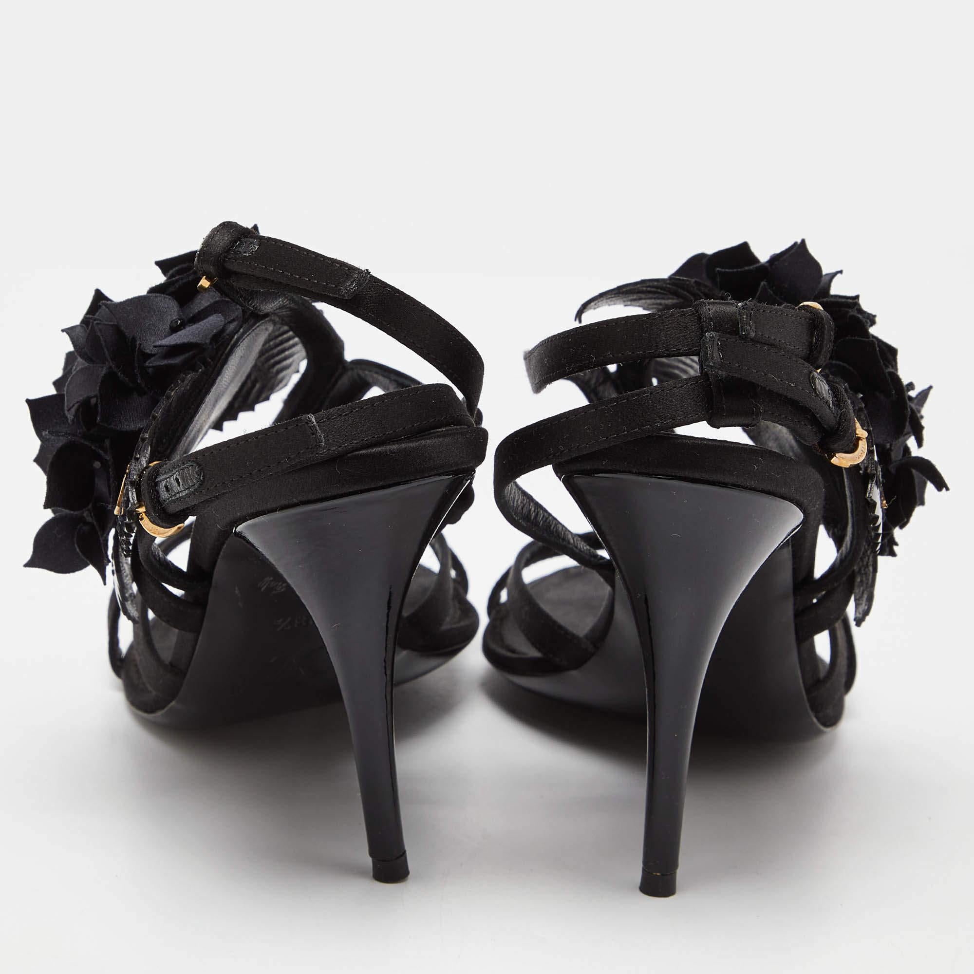 Louis Vuitton - Sandales à lanières à la cheville embellies en cuir verni satiné, taille 38,5 Pour femmes en vente
