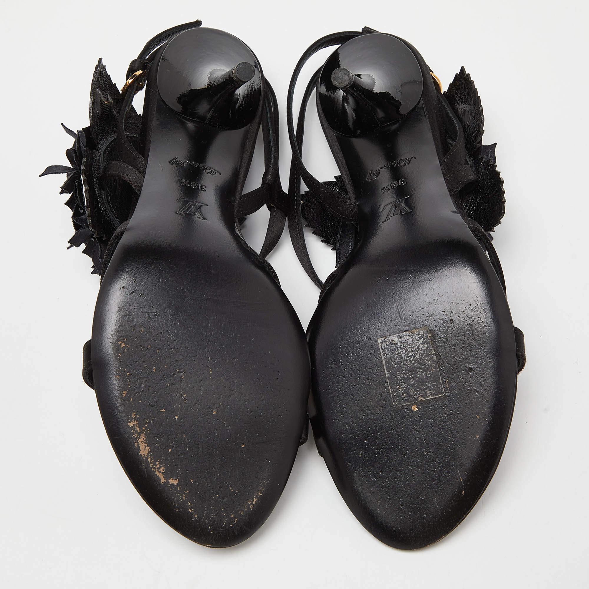 Louis Vuitton - Sandales à lanières à la cheville embellies en cuir verni satiné, taille 38,5 en vente 1