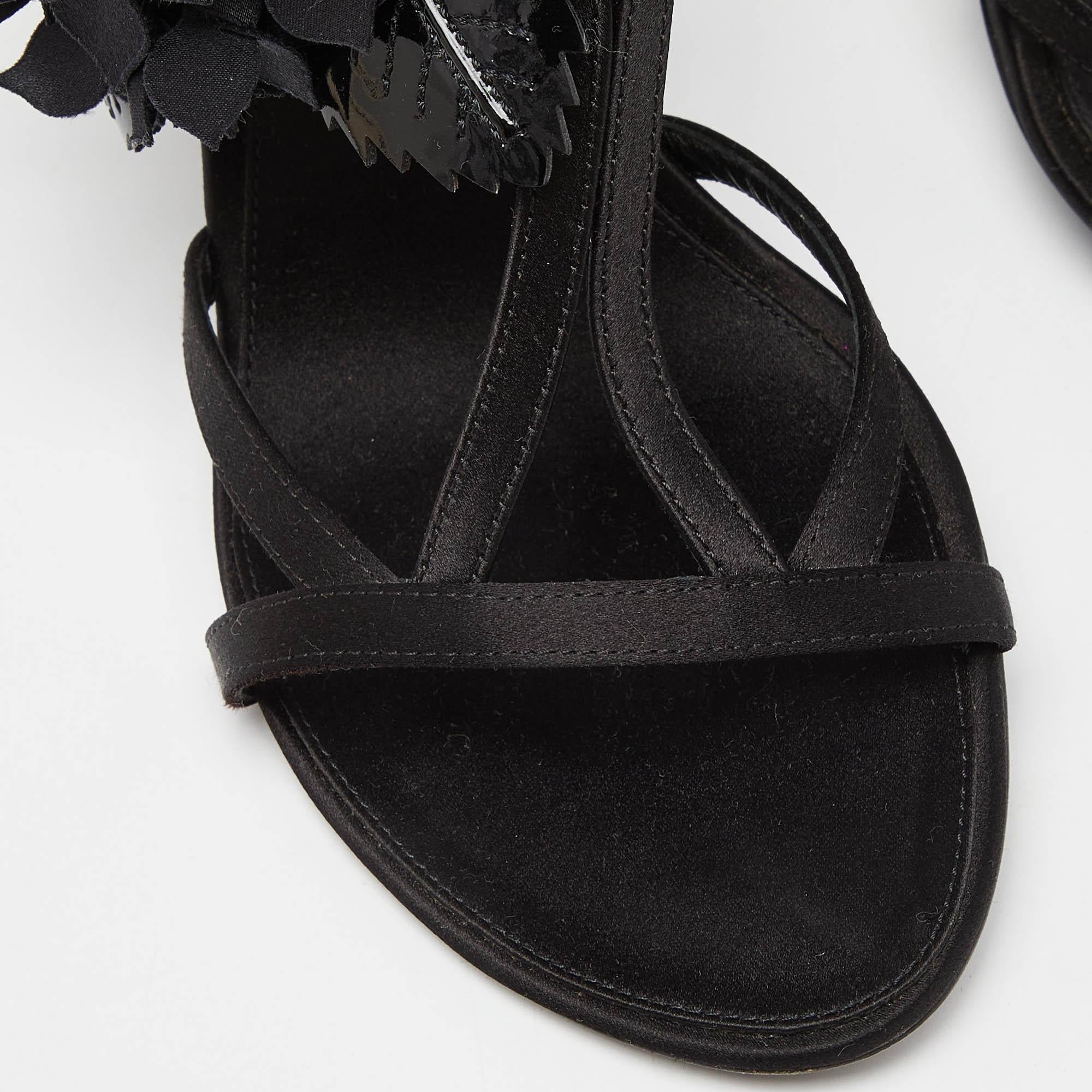 Louis Vuitton - Sandales à lanières à la cheville embellies en cuir verni satiné, taille 38,5 en vente 2
