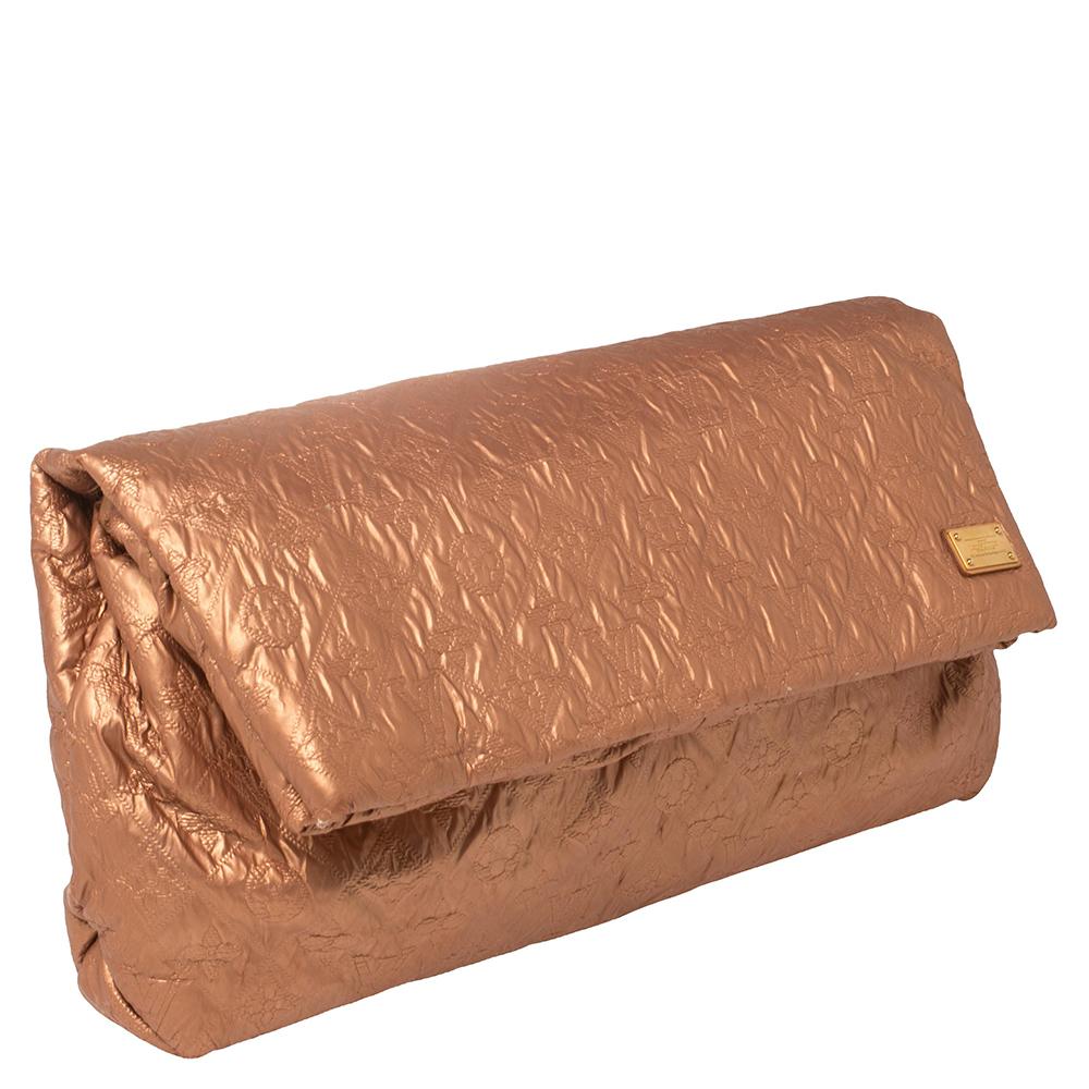 Questa creazione speciale è dedicata a tutti i collezionisti e fan di Louis Vuitton. Realizzata meticolosamente in tessuto monogramma, questa pochette Limelight è dotata di un ampio interno in tessuto e di una targhetta del marchio sul davanti. Si