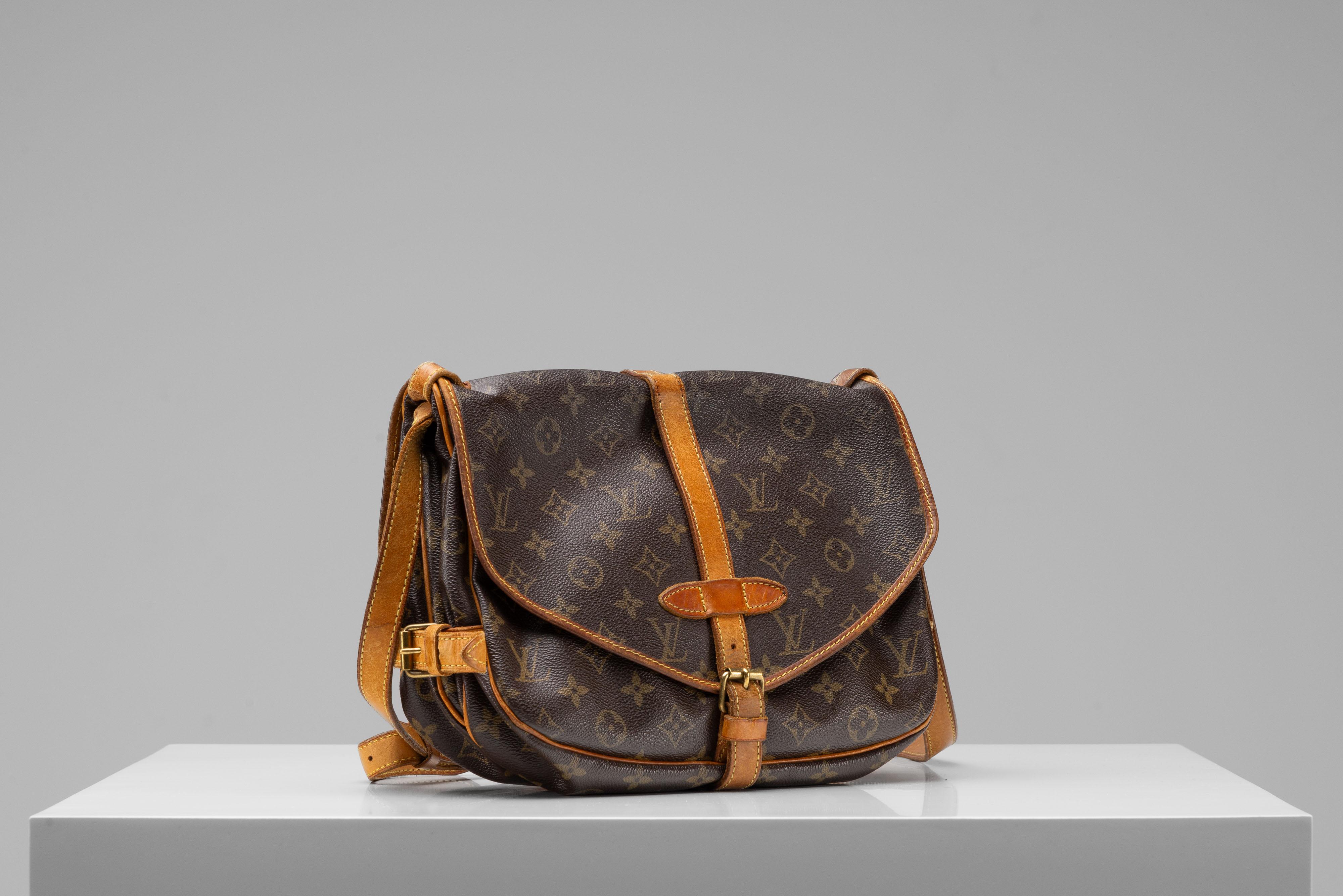 From the collection of SAVINETI we offer this Louis Vuitton Saumur:
-    Brand: Louis Vuitton
-    Model: Saumur 
-    Year: 2006
-    Condition: Good Vintage Condition
-    Materials: monogram canvas, leather

Authenticity is our core value at
