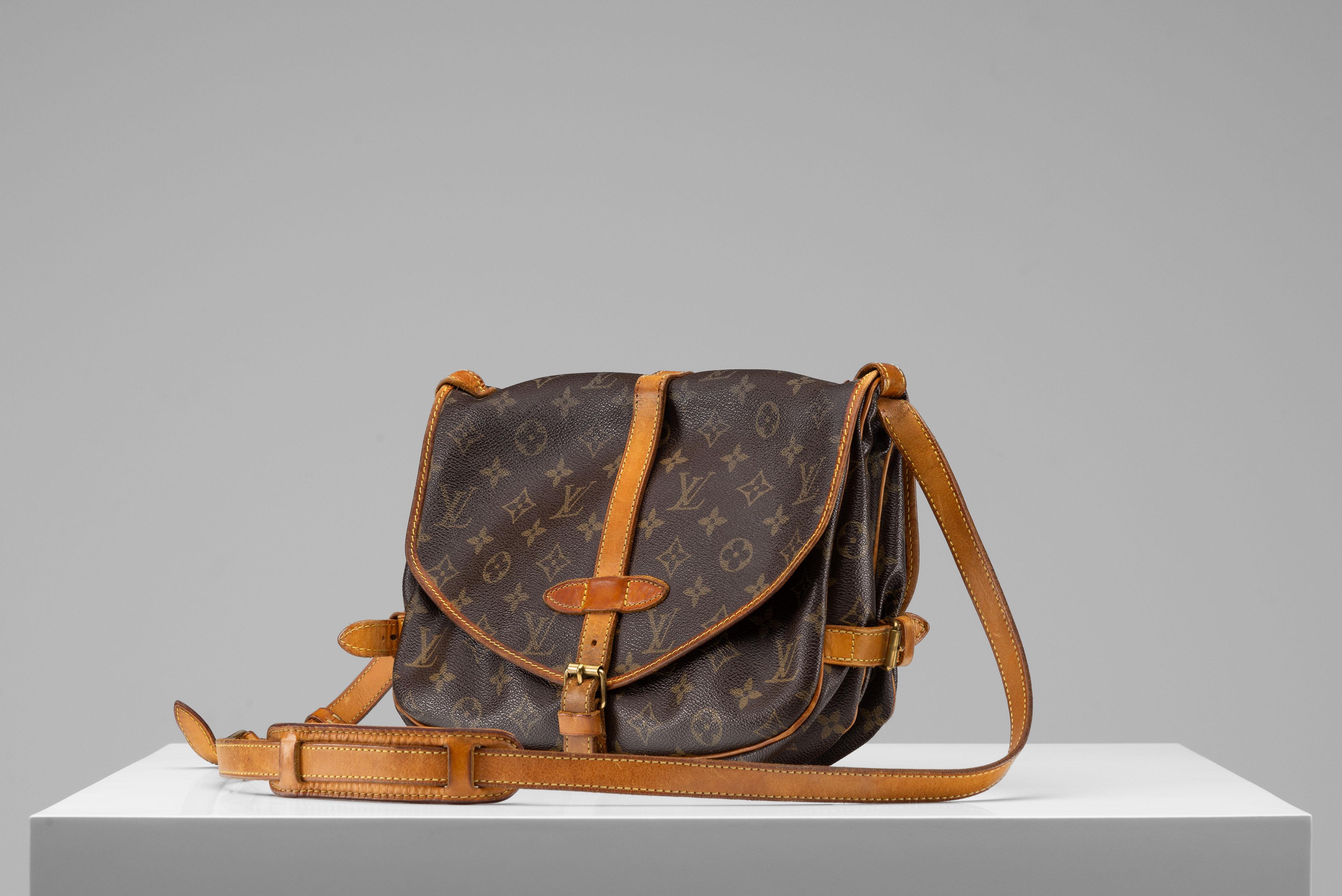 Louis Vuitton Saumur Crossbody Bag In Good Condition In Roosendaal, NL