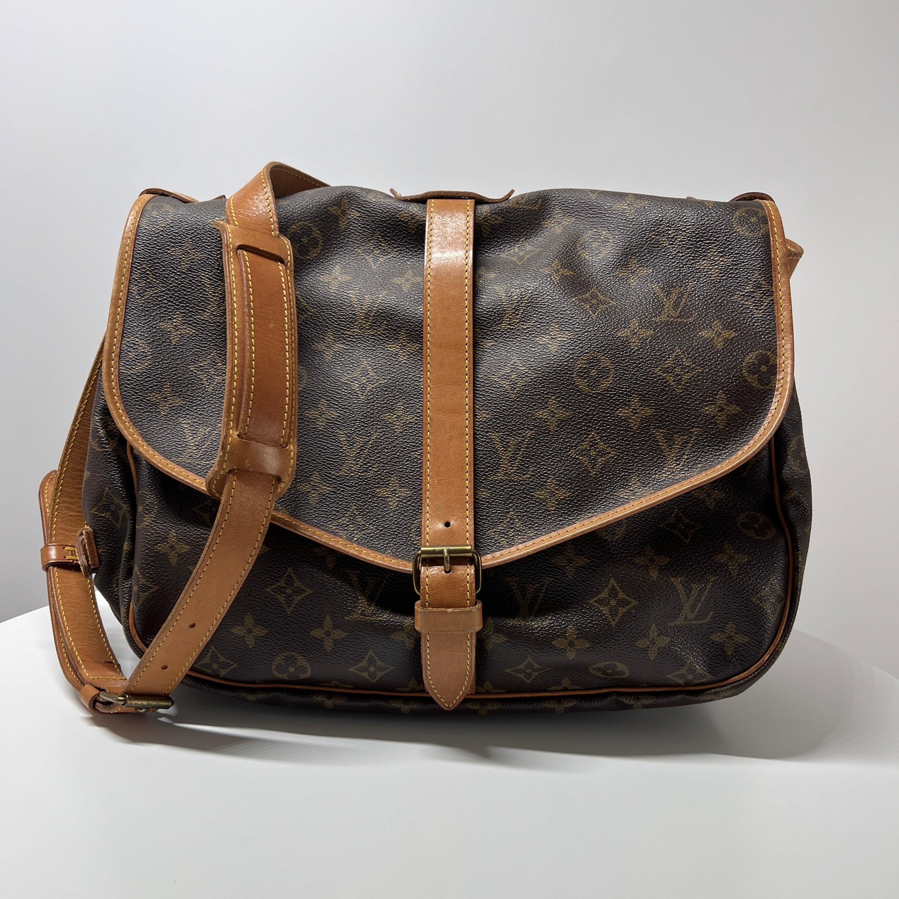 Louis Vuitton Saumur Crossbody Bag Monogram Canvas Brown 1990 en vente 5