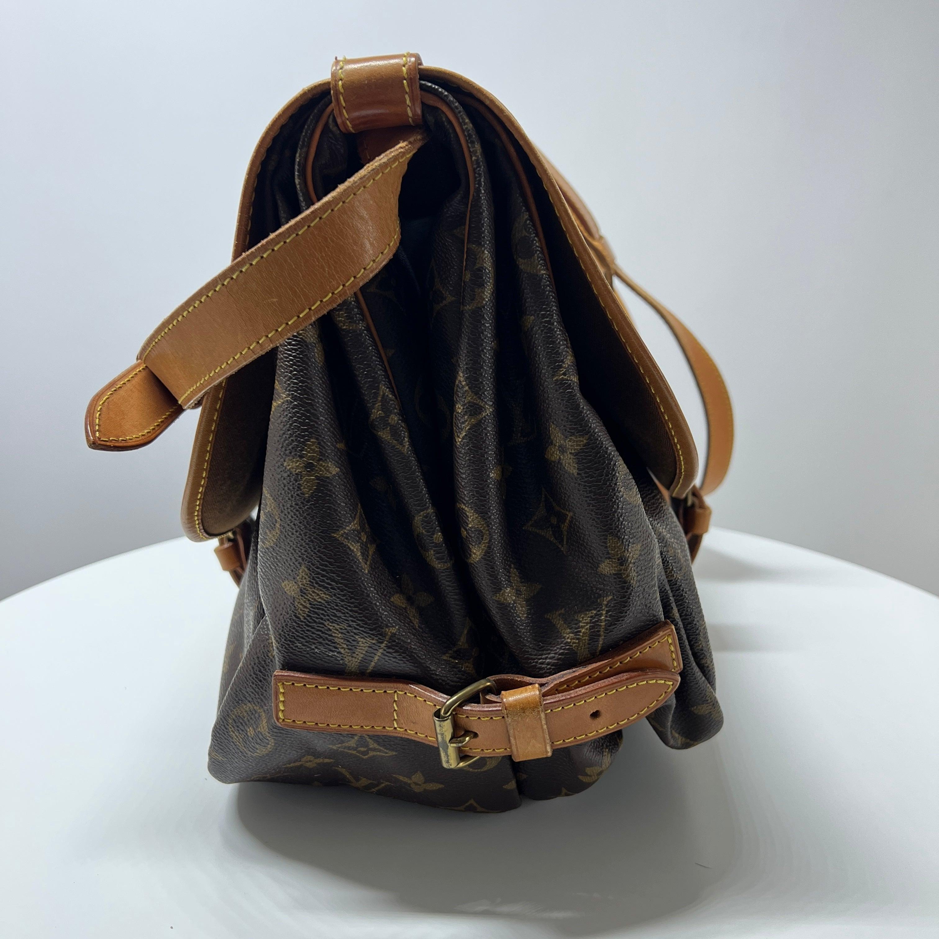 Louis Vuitton Saumur Crossbody Bag Monogram Canvas Brown 1990 en vente 6