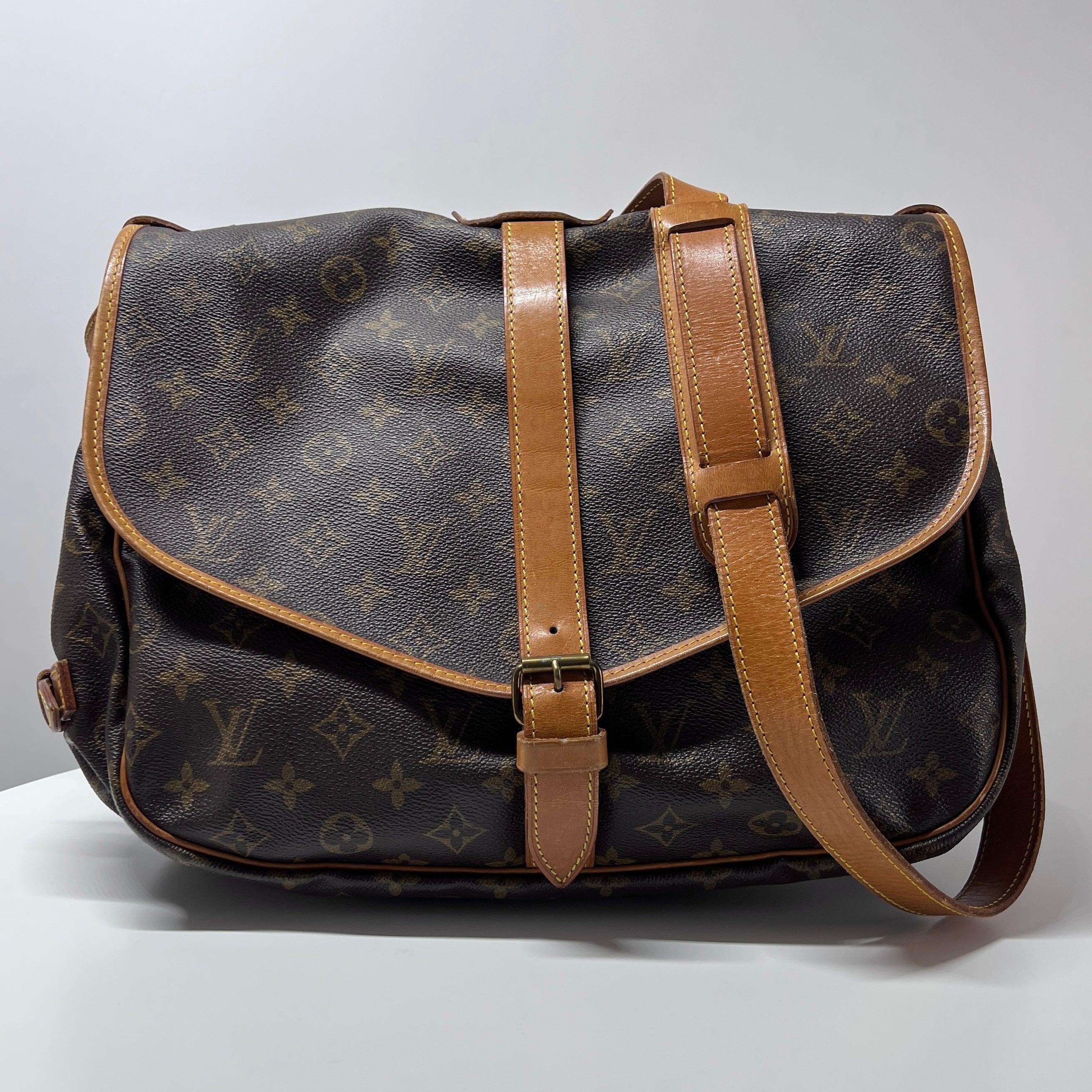 Noir Louis Vuitton Saumur Crossbody Bag Monogram Canvas Brown 1990 en vente
