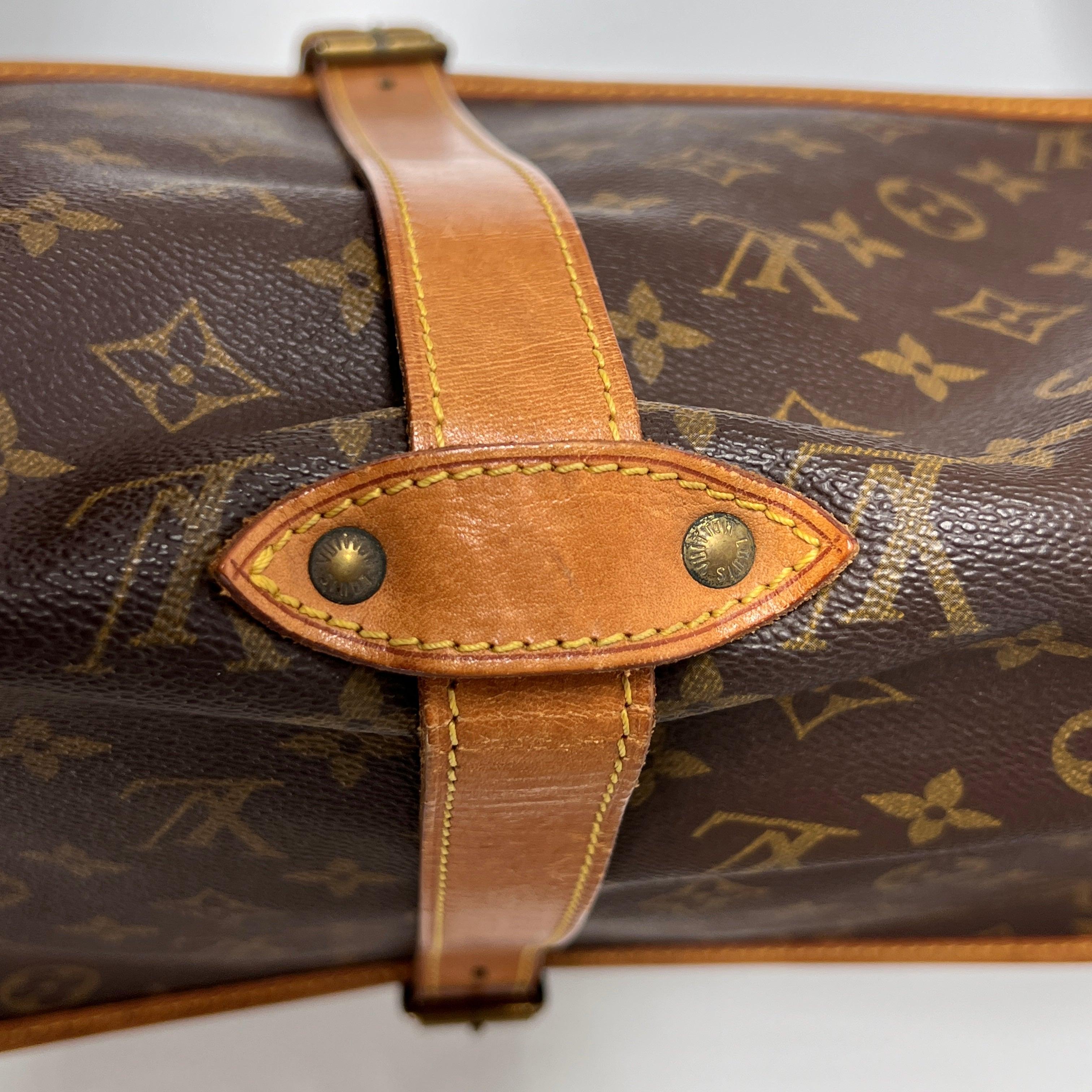 Louis Vuitton Saumur Crossbody Bag Monogram Canvas Brown 1990 Unisexe en vente