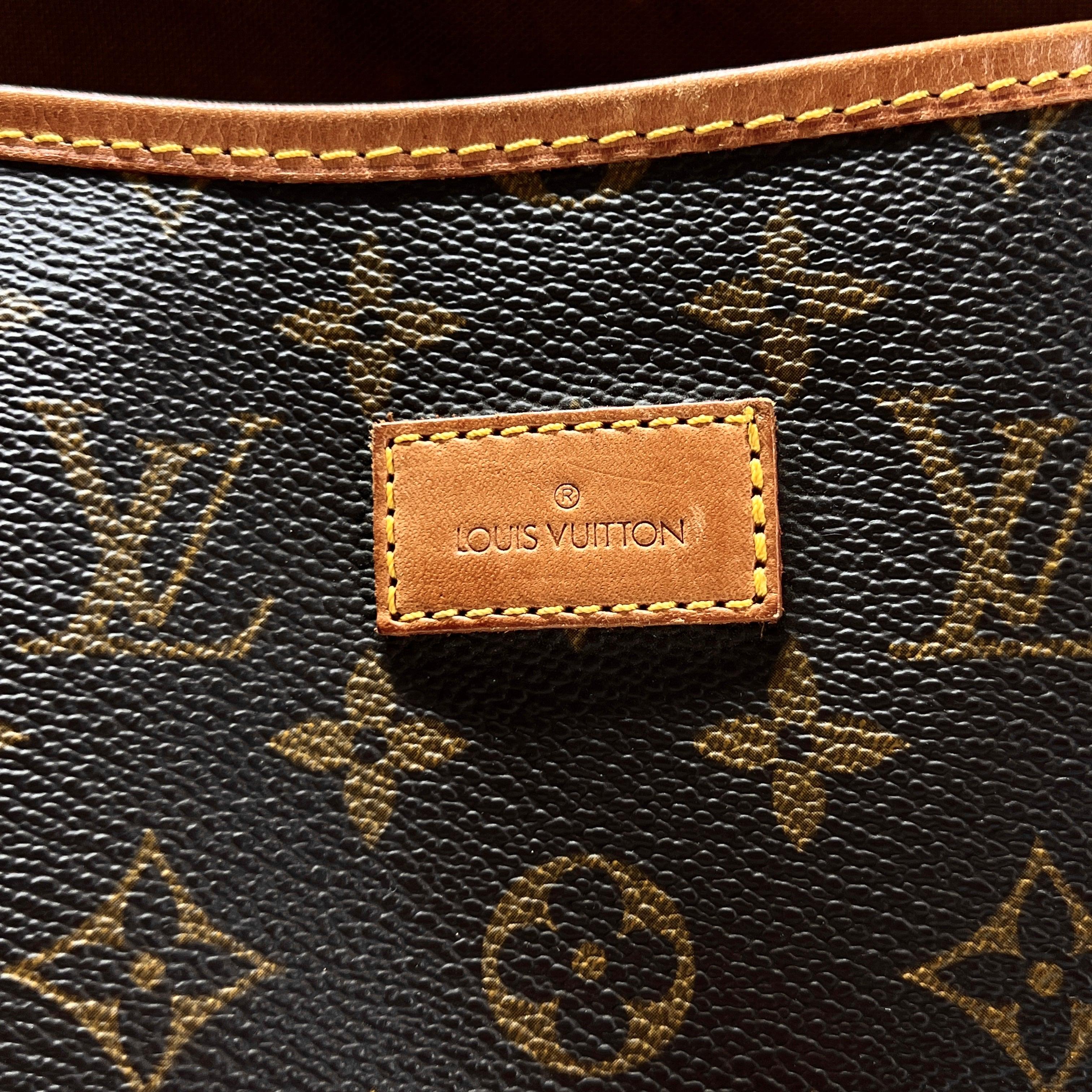 Louis Vuitton Saumur Crossbody Bag Monogram Canvas Brown 1990 en vente 1