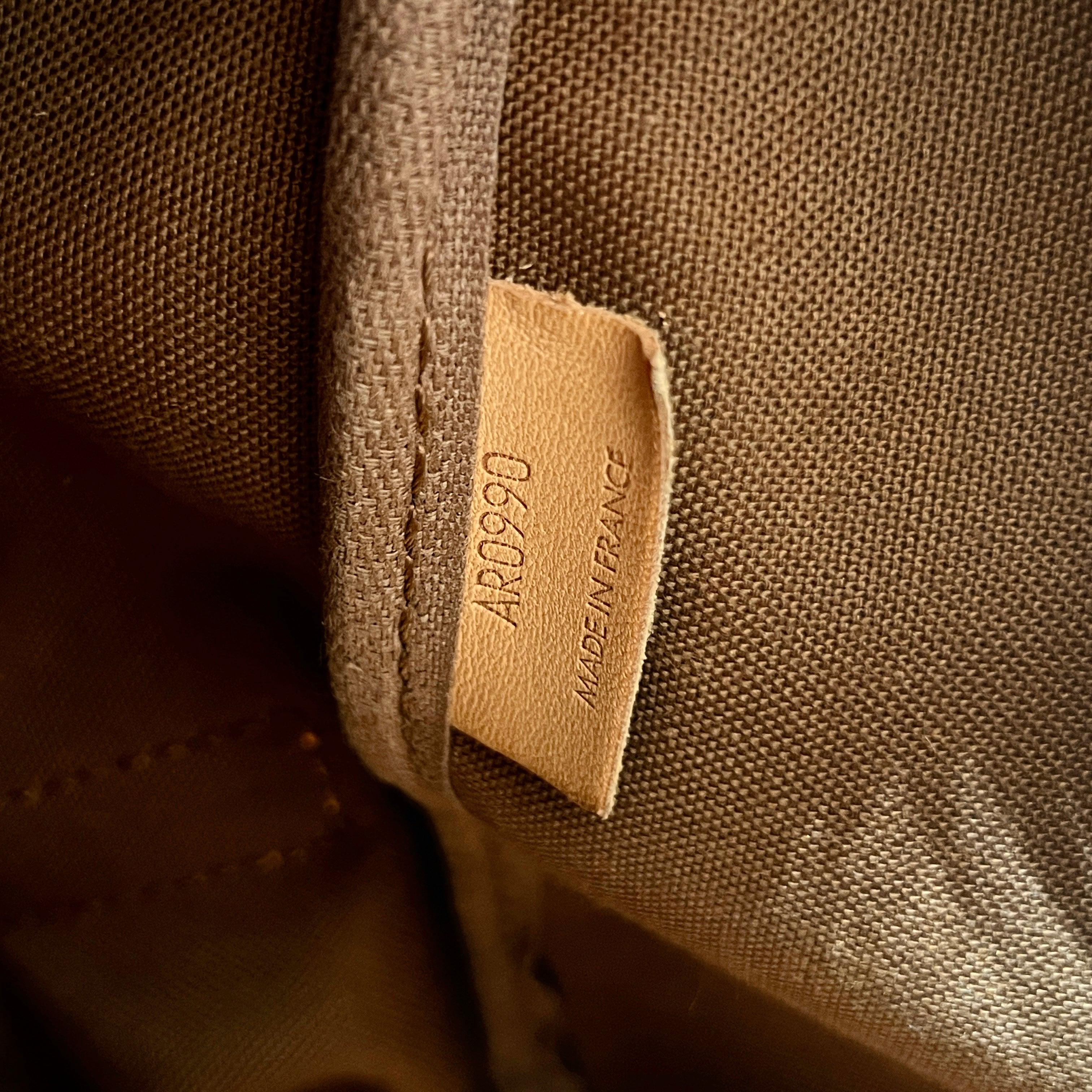 Louis Vuitton Saumur Crossbody Bag Monogram Canvas Brown 1990 en vente 2