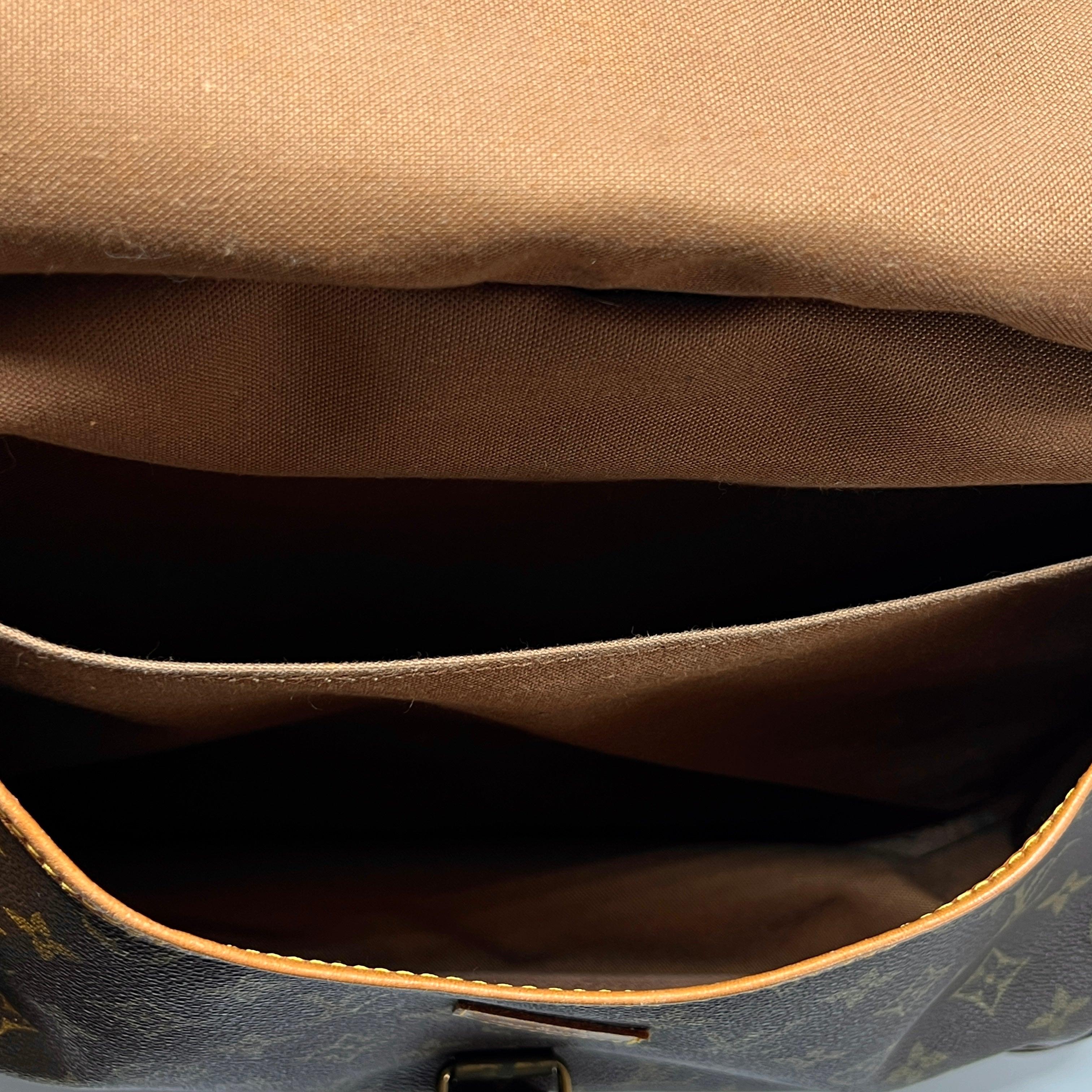 Louis Vuitton Saumur Crossbody Bag Monogram Canvas Brown 1990 en vente 3