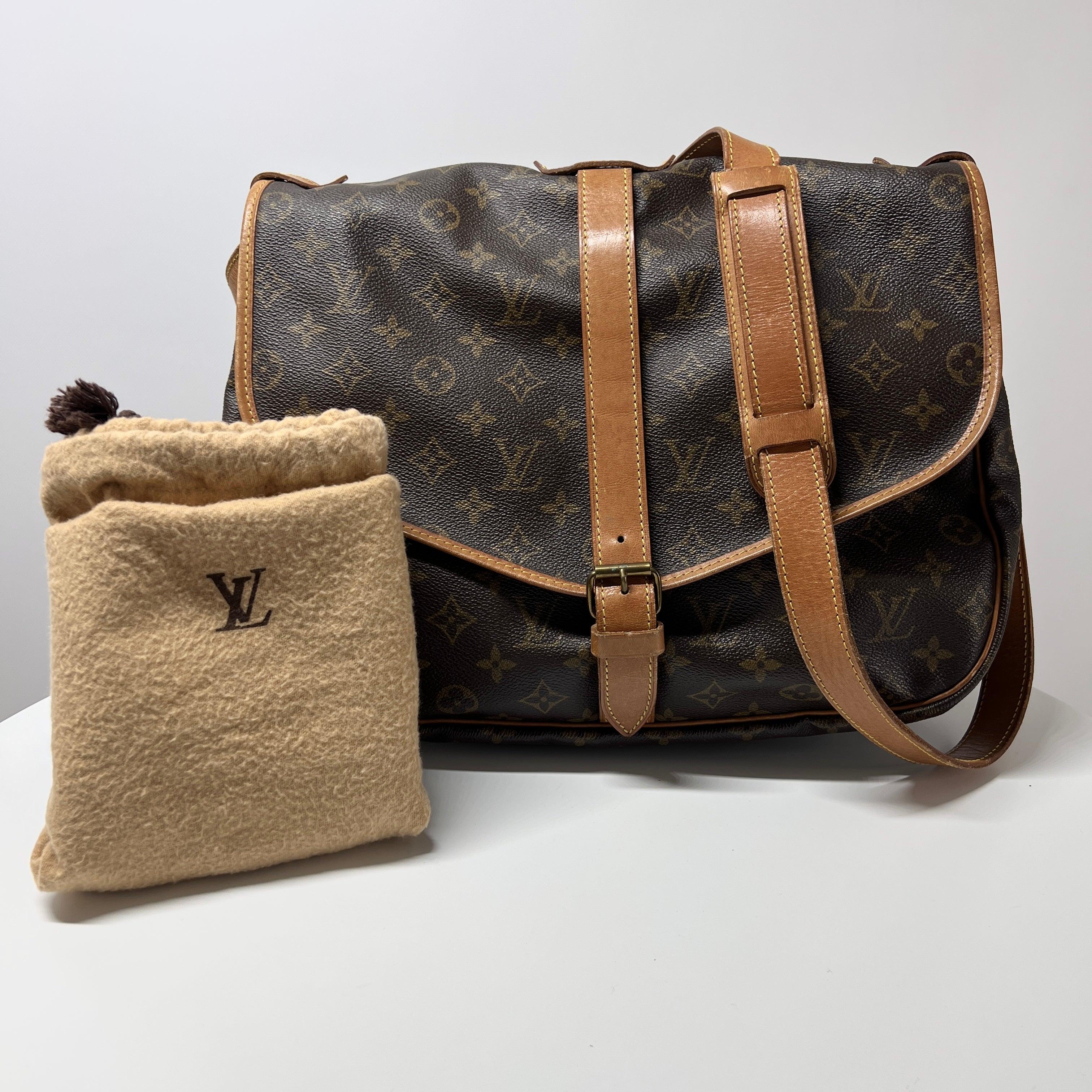 Louis Vuitton Saumur Crossbody Bag Monogram Canvas Brown 1990 en vente 4