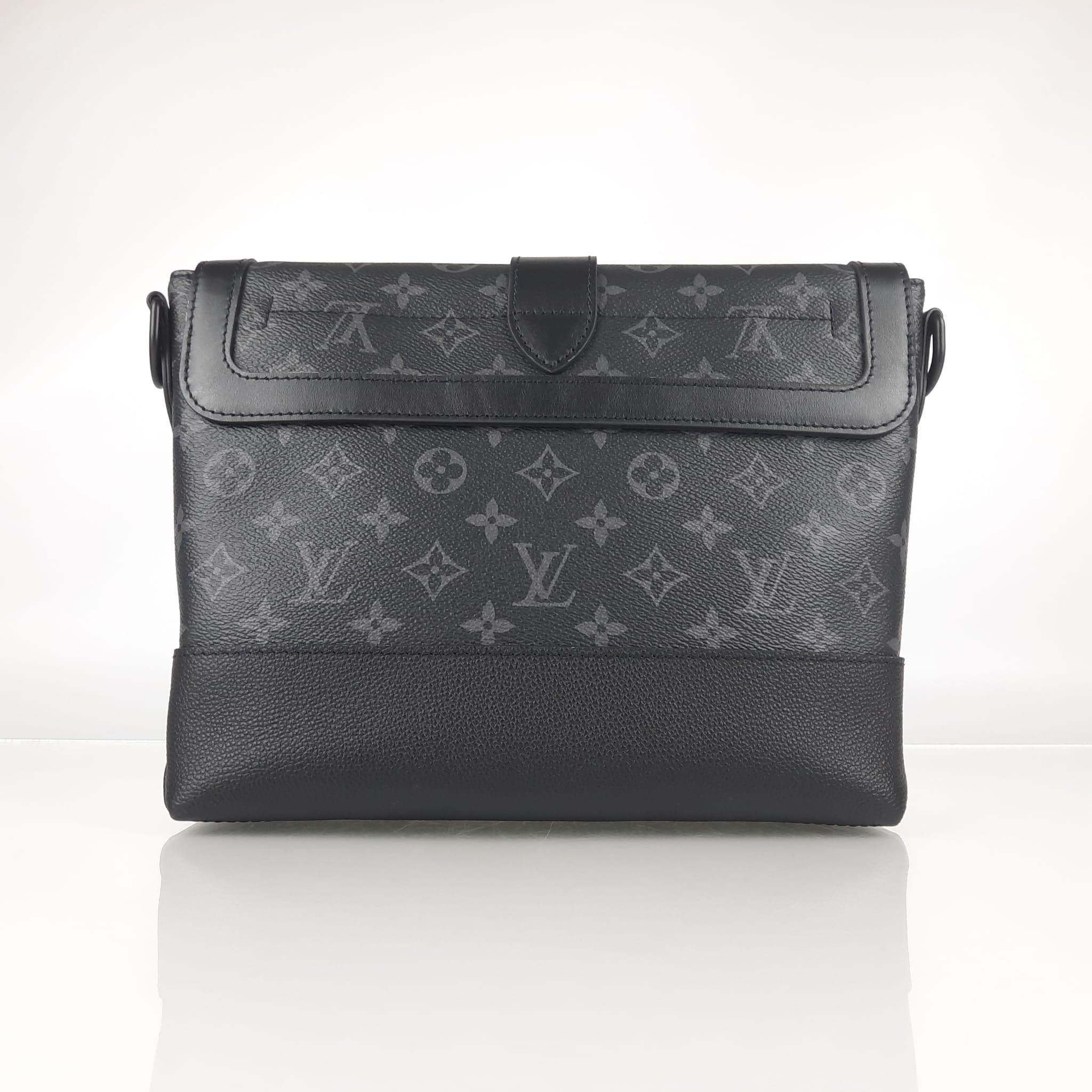 This new version of the Messenger bag pays homage to Louis Vuitton's iconic Saumur model created in 1986 and inspired by the world of horse riding. It uses a mix of Monogram Eclipse canvas and black grained leather to revisit the signatures of the