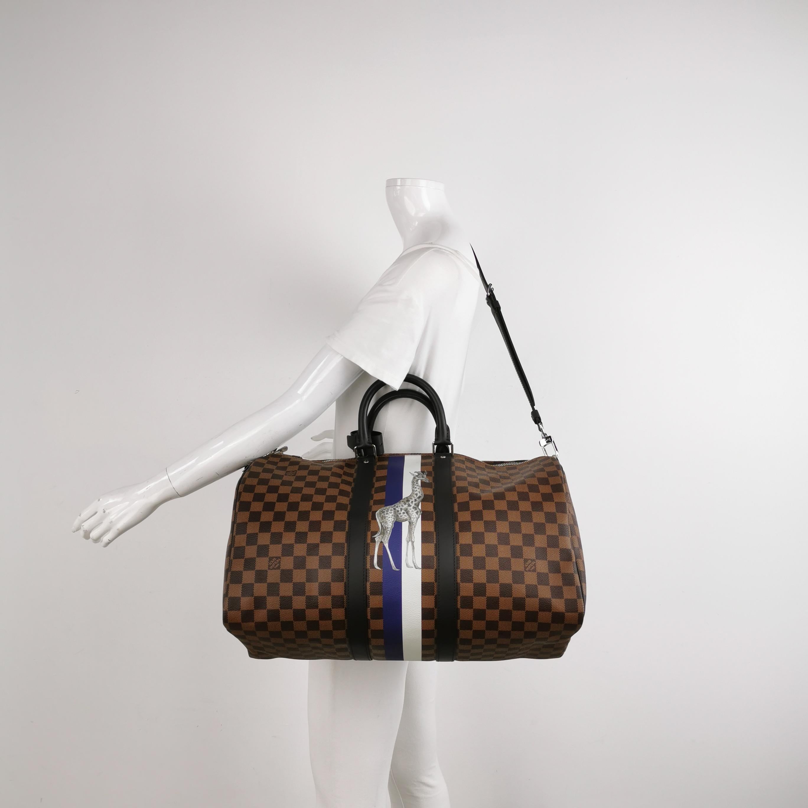 Louis Vuitton Savannah Keepall 45 Bandouliere Giraffa su tela Damier Marrone
Queste sono foto professionali della borsa offerta da Luxbags.
 


Con questa borsa in edizione limitata di Louis Vuitton potrai ruggire con stile. Questo borsone, che fa