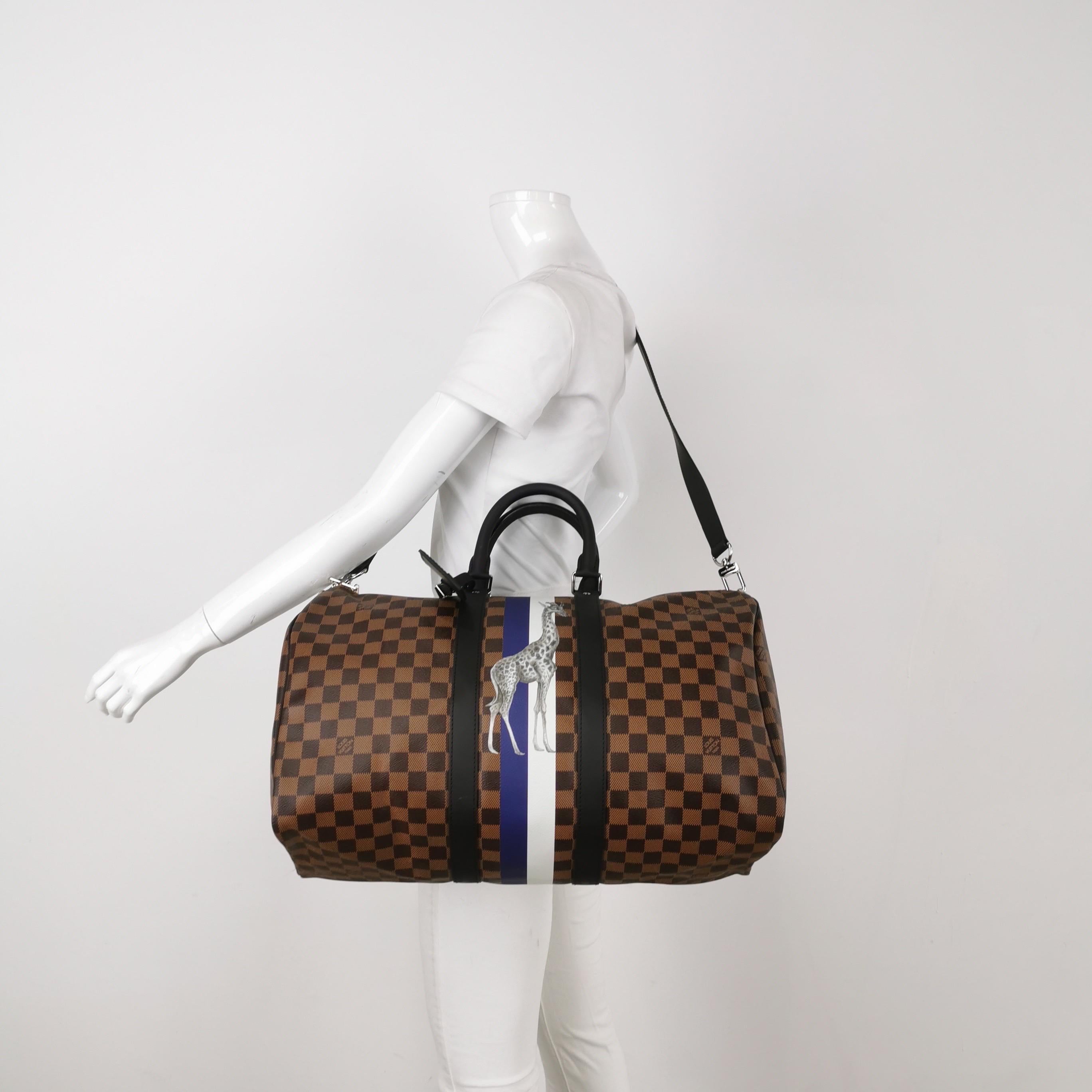Con questa valigia in edizione limitata di Louis Vuitton, potrai ruggire con stile. Questo borsone, che fa parte della collezione Savannah, presenta un motivo a giraffa su una tela rivestita marrone e una classica stampa damier. Gli interni offrono