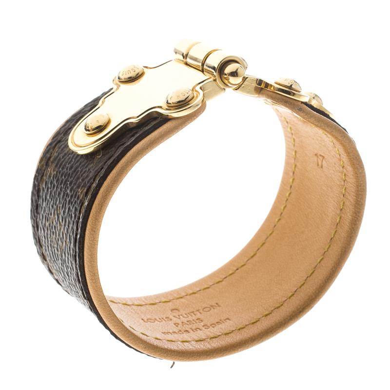 To accompany all your outings, day in and day out, Louis Vuitton brings you this gorgeous bracelet that has been made from monogram canvas as well as leather. The bracelet is complete with an engraved slide clasp that is inspired by the hinges of