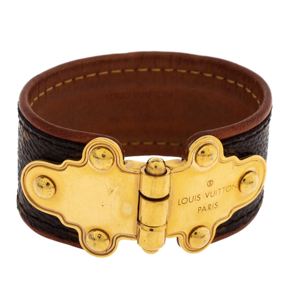 This 'Save It' bracelet from the house of Louis Vuitton is perfect to amp up ant casual look. It features a wide silhouette crafted from a brown monogram body and topped with a gold-tone metal buckle. Wear yours with your favourite jeans and a white