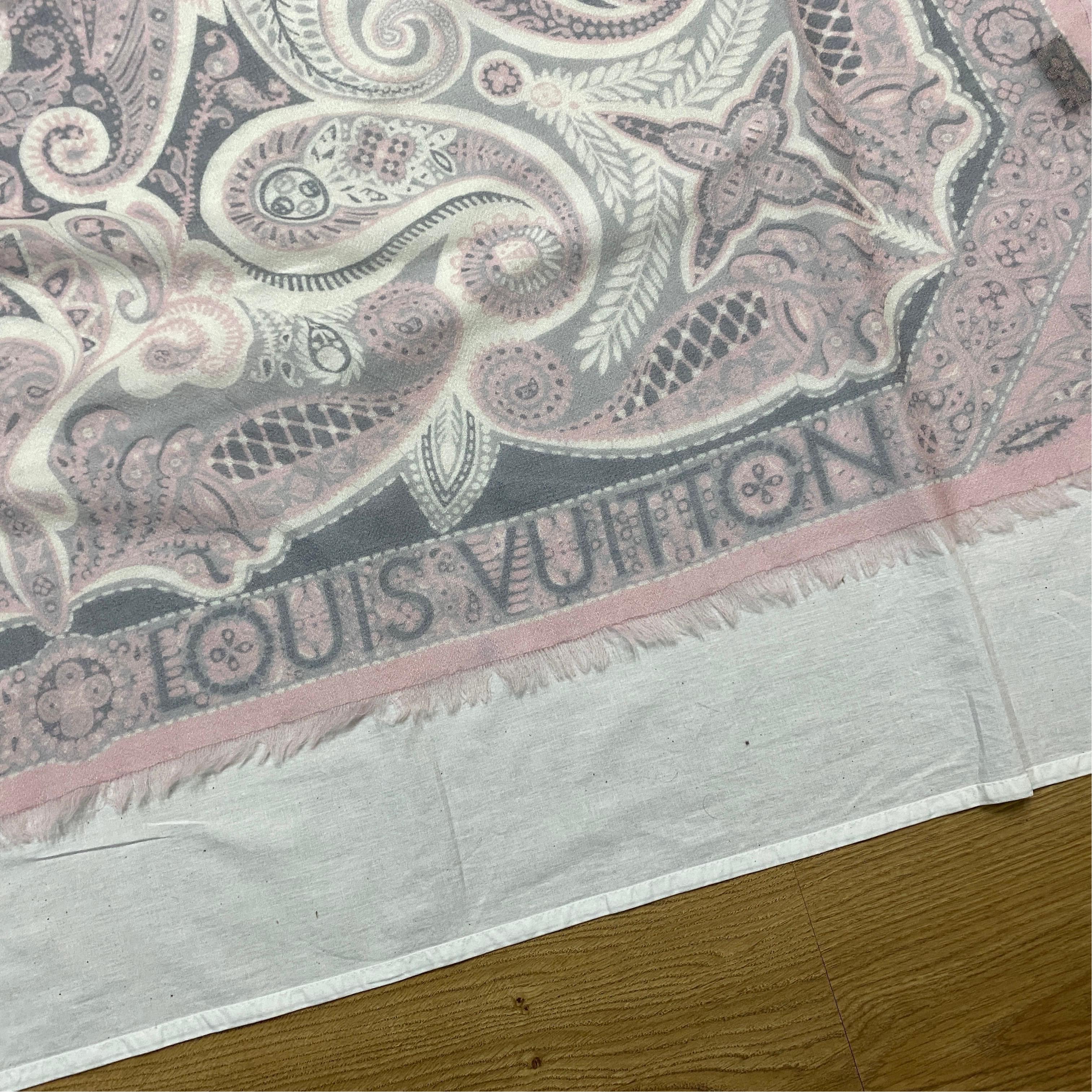 Louis Vuitton Scarf in pure White Cashmere with a particular Pink and Gray design. Dimensions 128x188 cm.