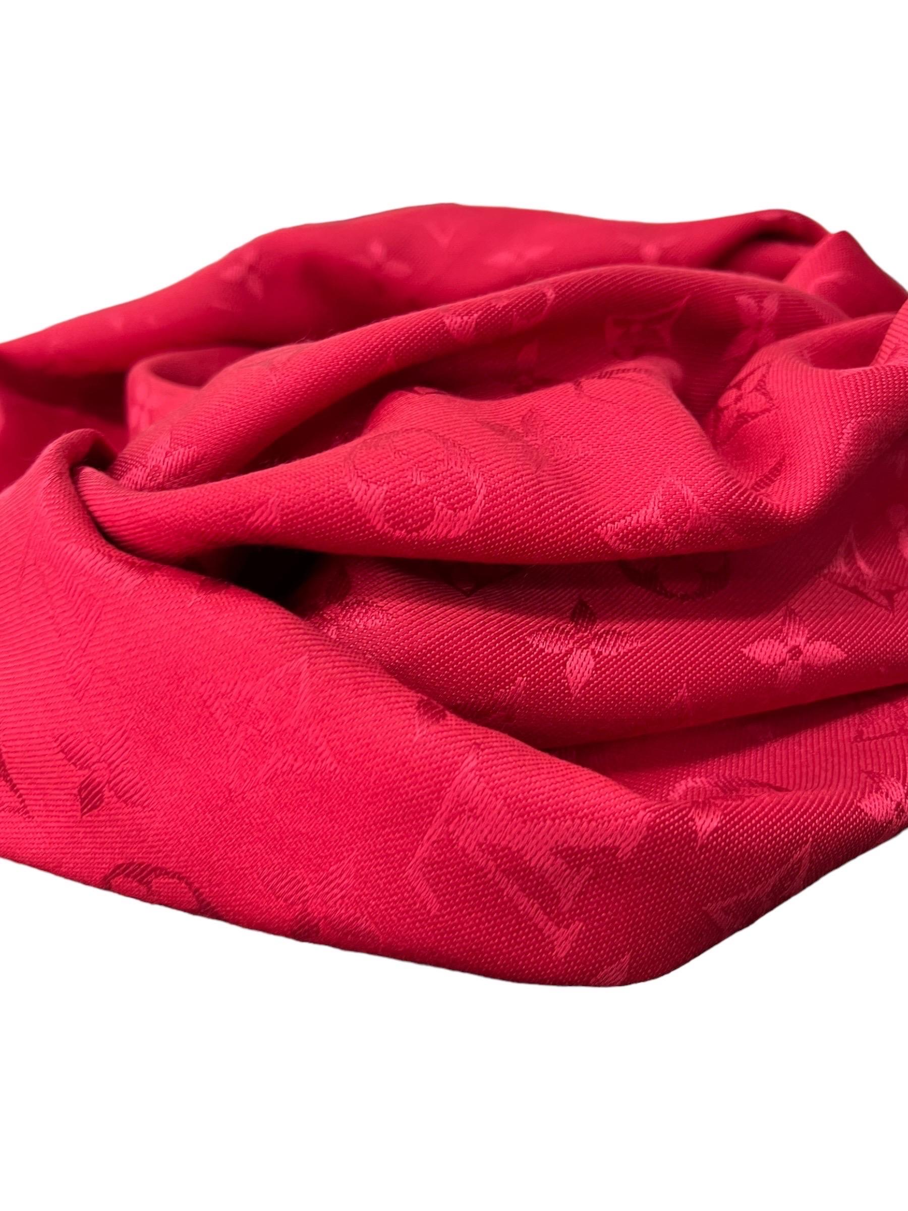Scialle firmato Louis Vuitton, realizzato in seta e lana nella classica fantasia monogram rosso. Dotato di brevi frange all’estremità, forma quadrata e misura 143 centimetri di altezza e 143 centimetri di lunghezza. Si presenta in ottime
