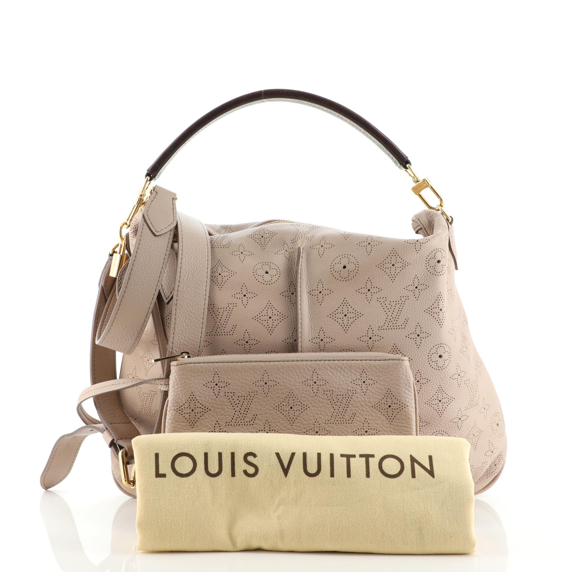 Condition: Good. Heavy odor in interior. Creasing on exterior, moderate wear, darkening, scuffs and marks on handle, glue stains on opening edges. Wear in interior, scratches and slight tarnish on hardware.
Accessories: Pochette, Dust Bag, Extra