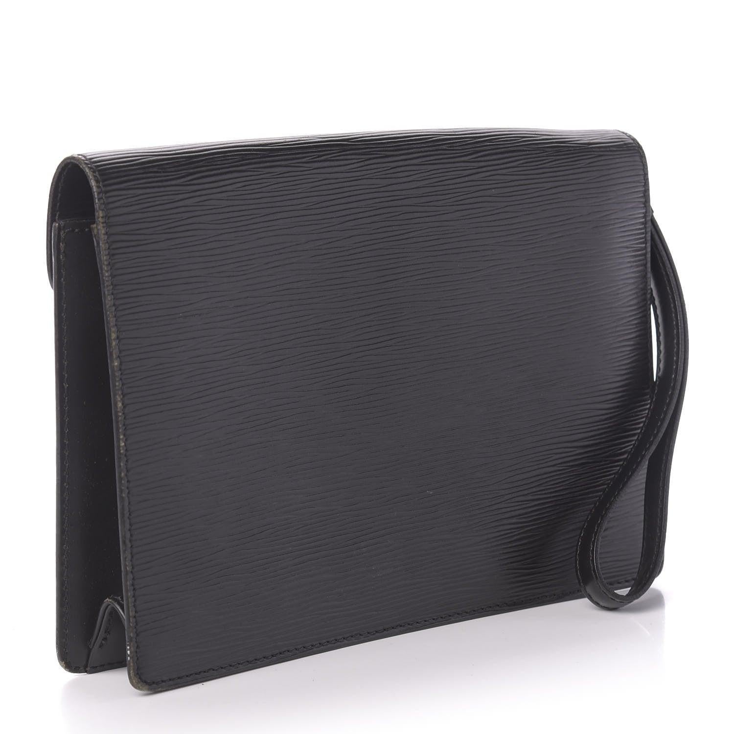Louis Vuitton Sellier Dragonne Clutch Bag aus schwarzem Epi-Leder mit Druckknopfverschluss und Überschlag. Der Innenraum ist mit Taigaleder gefüttert und enthält eine Seitentasche mit Reißverschluss. Außerdem hat sie eine Schlupftasche unter der