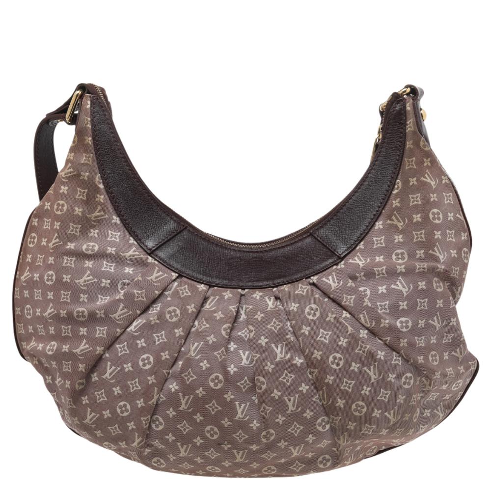 This Monogram Idylle Rhapsodie MM bag by Louis Vuitton is both petite and chic. Made from canvas with leather trims, this hobo features an adjustable shoulder strap and gold-tone hardware. It is enclosed with a zip closure. The canvas-lined interior