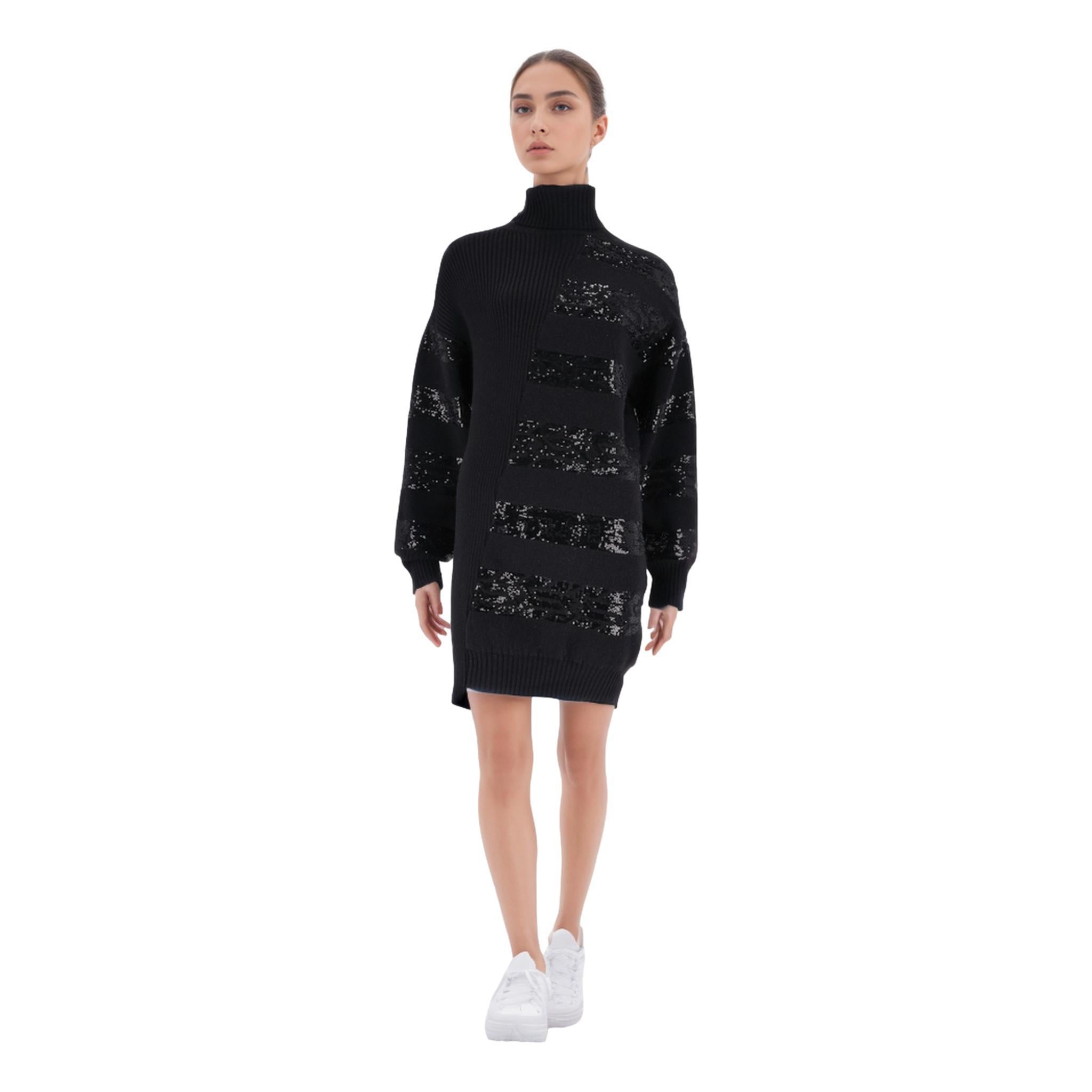 Louis Vuitton Vestido de Lana de Punto Adornado con Lentejuelas

Vestido negro de punto con diseño de tirantes horizontales de lentejuelas negras a un lado y en las mangas.

Con cuello vuelto, puños de canalé y bajo asimétrico.

Talla - 34FR

Estado