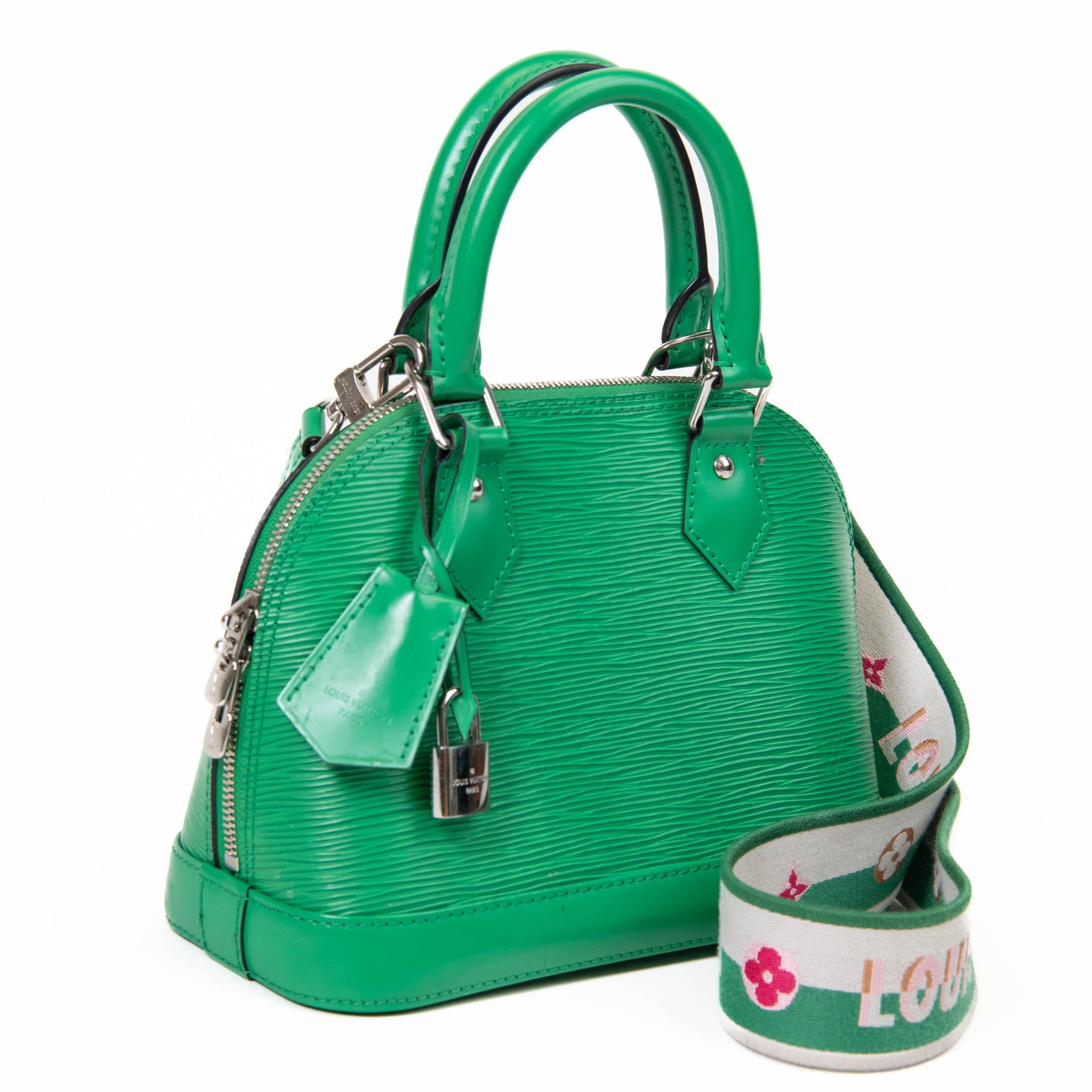 100% authentisch 

Diese stilvolle Tasche ist aus dem für Louis Vuitton typischen strukturierten Epi-Leder in Grün gefertigt. Diese klassische Mini-Handtasche verfügt über einen optionalen verstellbaren Riemen, passende gerollte Lederhenkel und