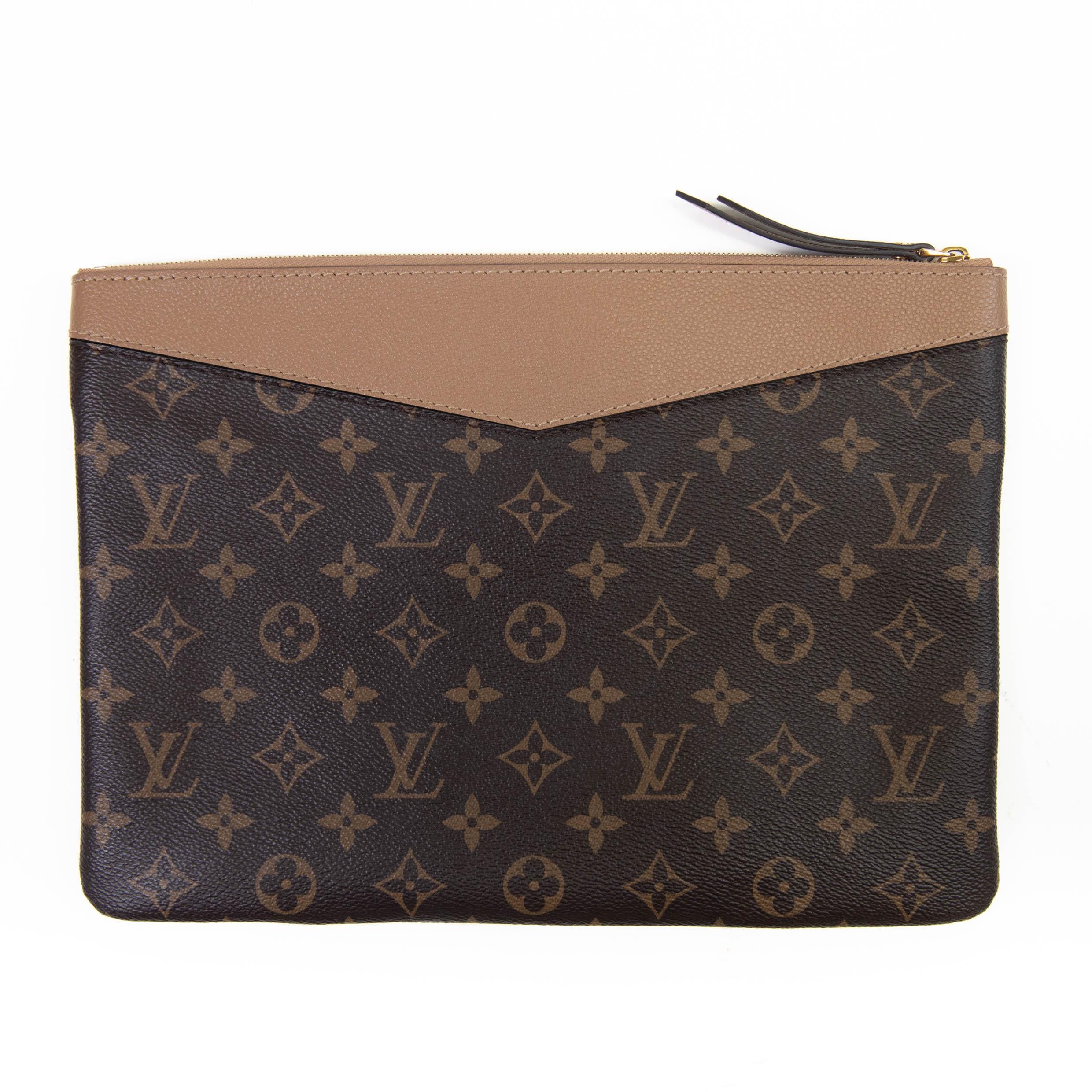100% Authentic 

This pouch is crafted of traditional monogram leather with a light brown trim. The zipper opens to a matching microfiber interior with a patch pocket.

Base length: 11.50 in

Height: 8.25 in

Excellent Condition

Comes with Box and
