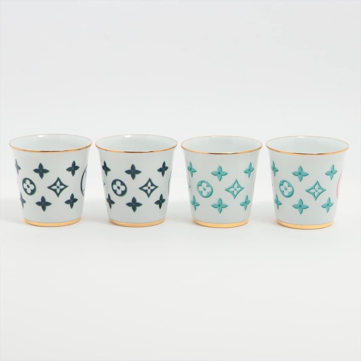 Il set di 4 tazze in ceramica di Louis Vuitton è un'aggiunta straordinaria a qualsiasi casa, che incarna la reputazione del marchio per il lusso, l'artigianato e il design senza tempo. Realizzata in ceramica di alta qualità, ogni tazza non è solo