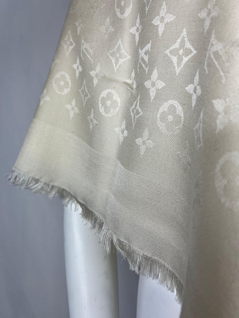 
​A Louis Vuitton shawl scarf in white color is a great luxury twist to your daily wardrobe.
​Skillfully spun from wool and silk blend, this LV scarf is printed with an iconic Louis Vuitton Monogram. It’s a piece of the  House classic that will