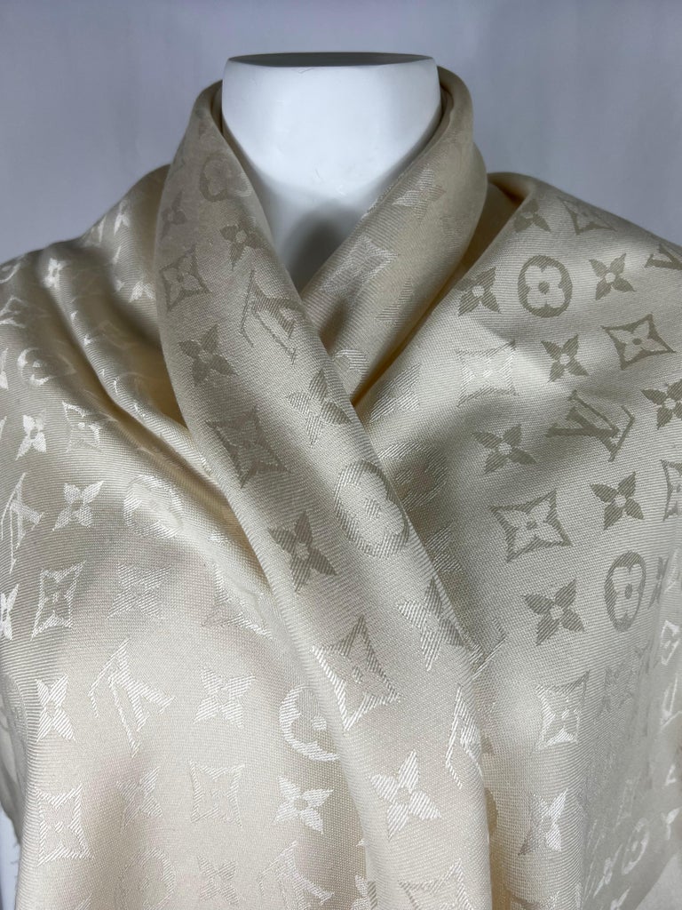 Louis Vuitton Shawl Scarf White with Monogram In Excellent Condition For Sale In Beverly Hills, CA