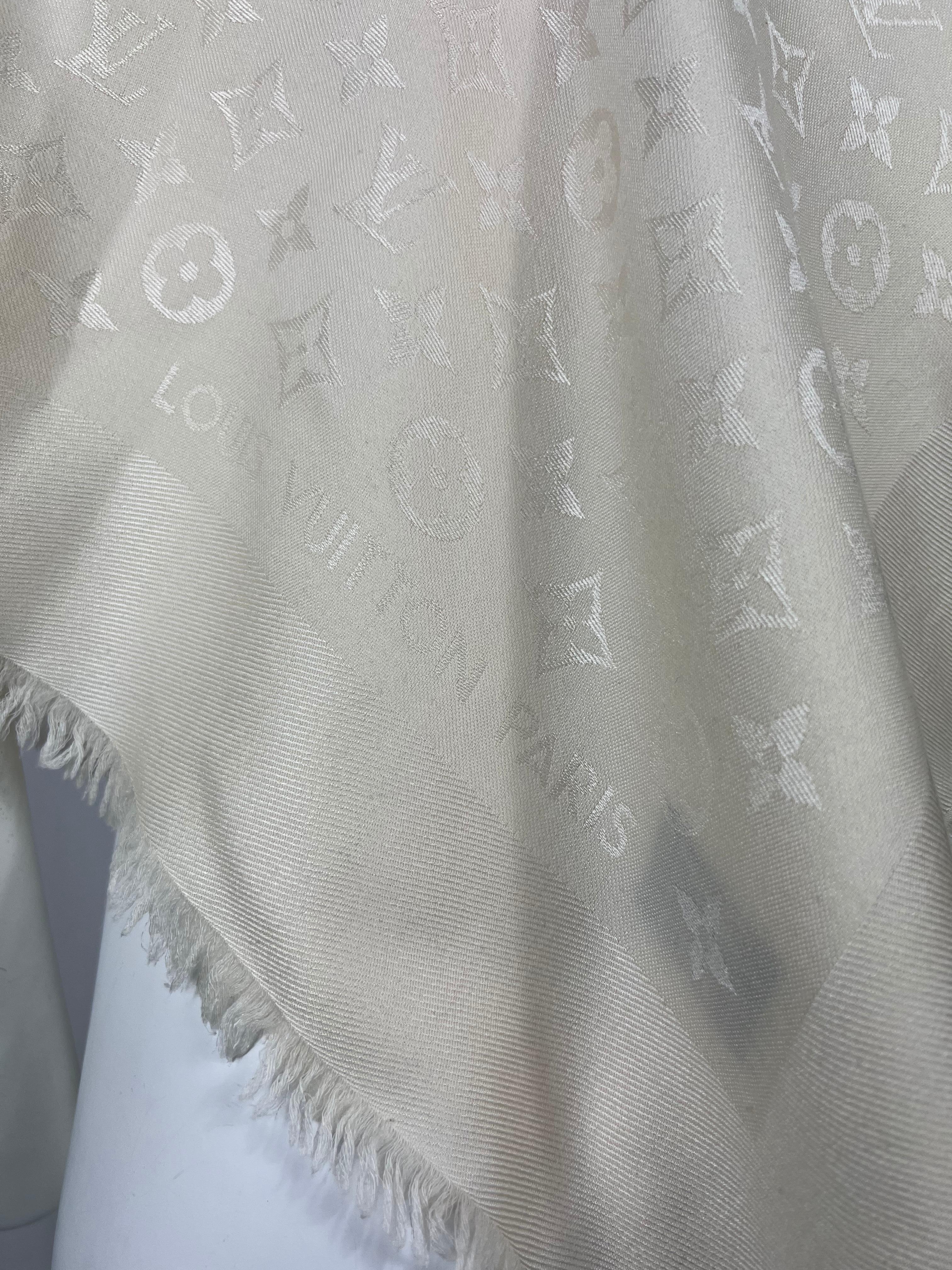 Louis Vuitton Shawl Scarf White with Monogram In Excellent Condition In Beverly Hills, CA