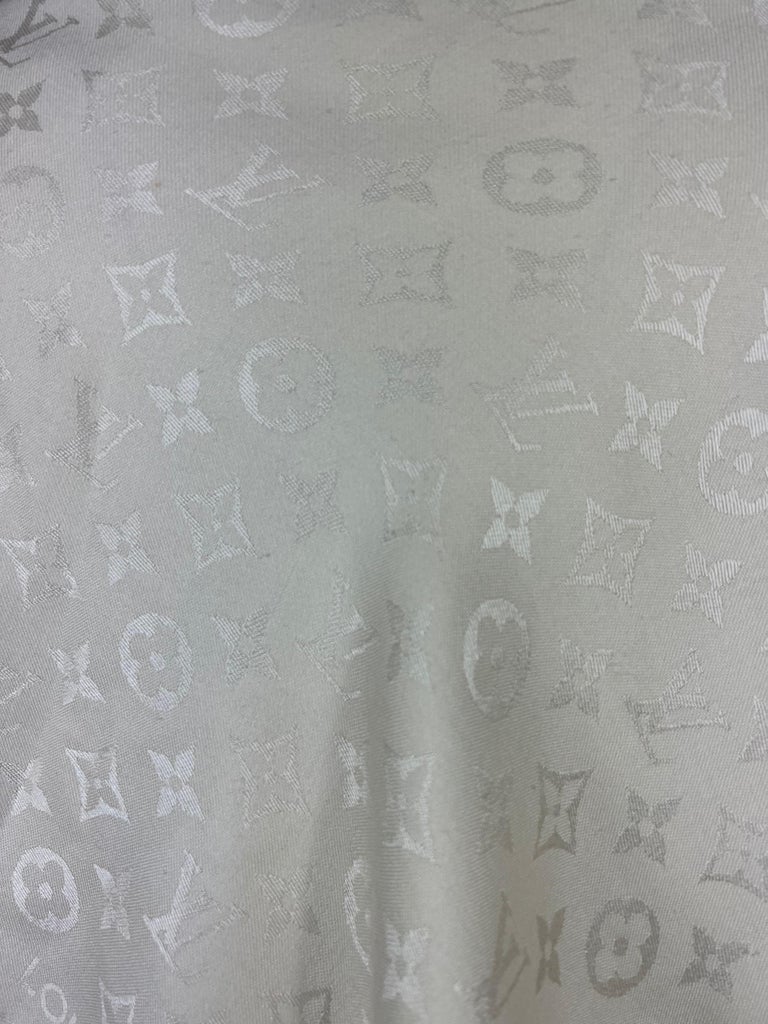 Louis Vuitton Shawl Scarf White with Monogram For Sale 3