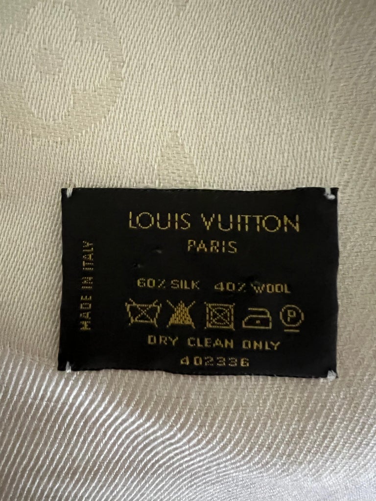 Louis Vuitton Shawl Scarf White with Monogram For Sale 4