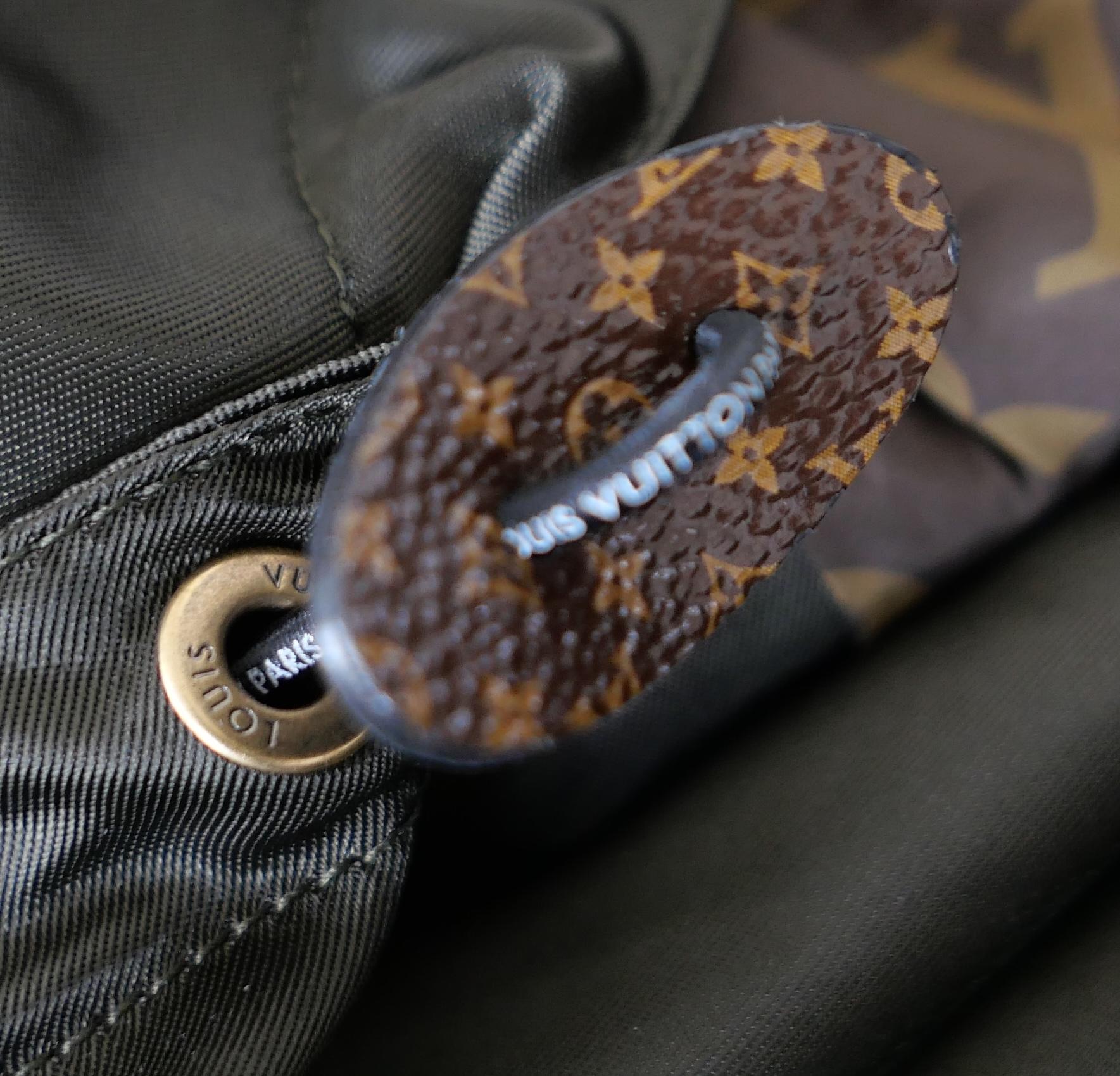 Louis Vuitton - Veste à capuche sportive en nylon brillant en vente 5