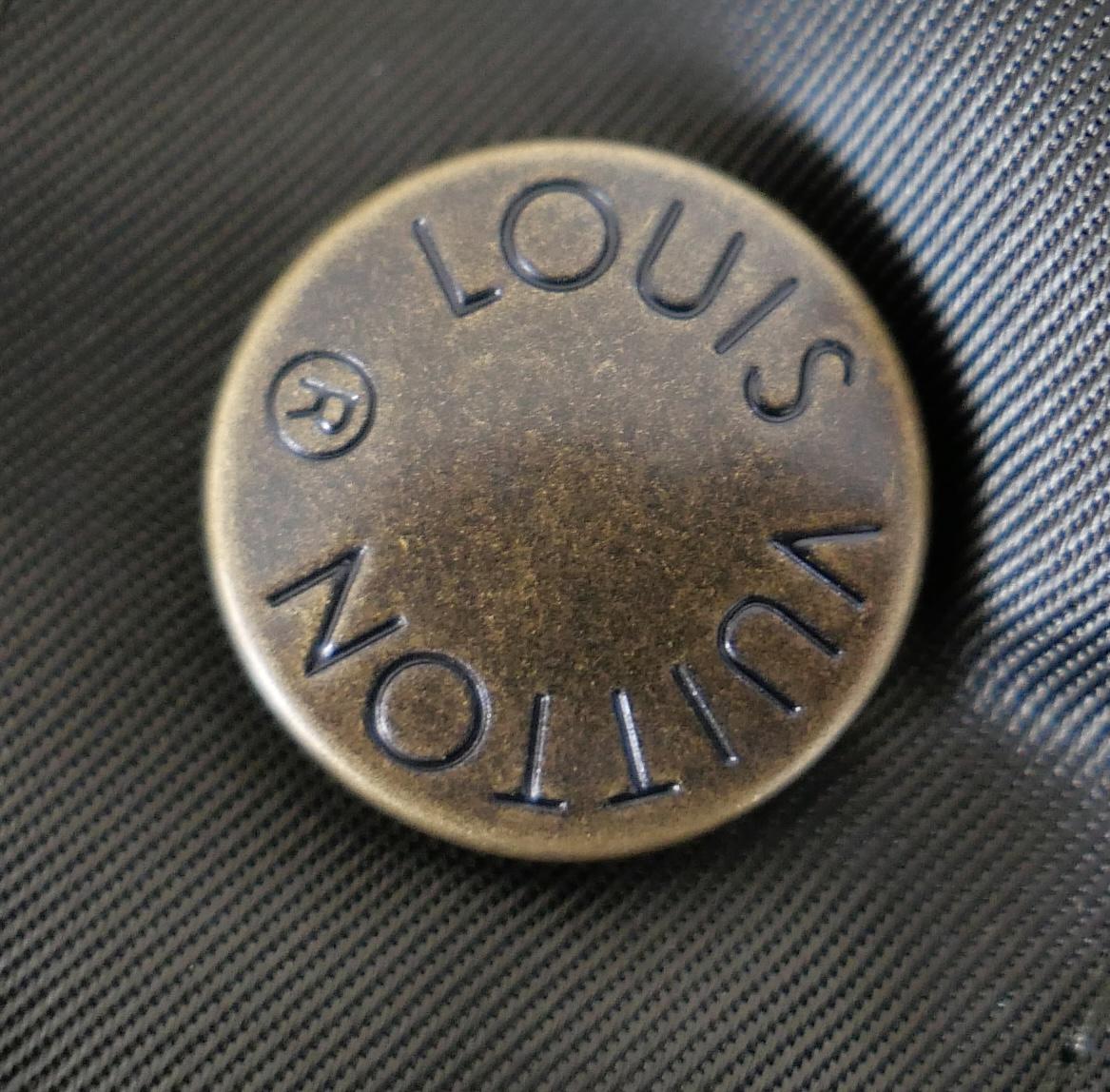 Louis Vuitton - Veste à capuche sportive en nylon brillant en vente 6