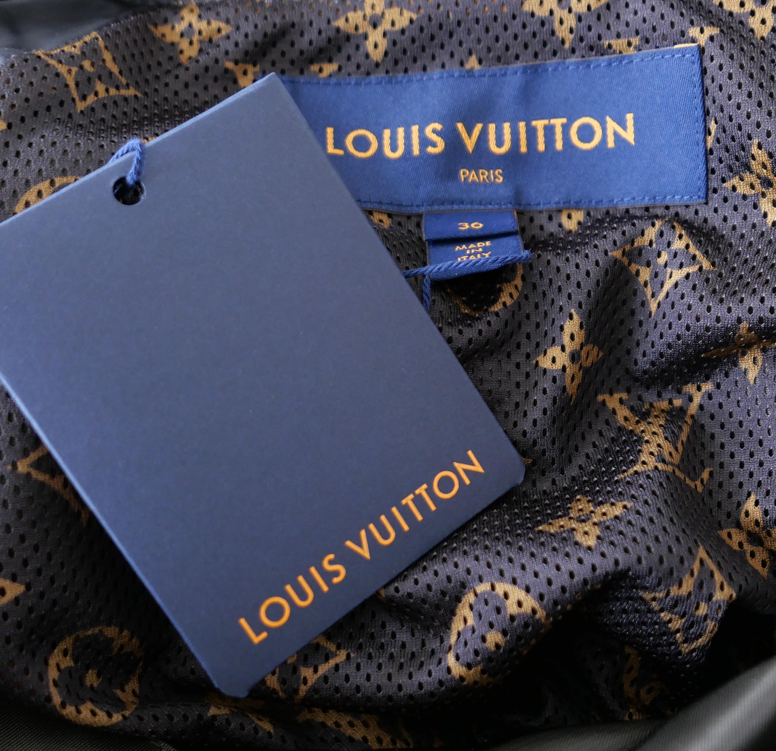 Louis Vuitton - Veste à capuche sportive en nylon brillant en vente 7