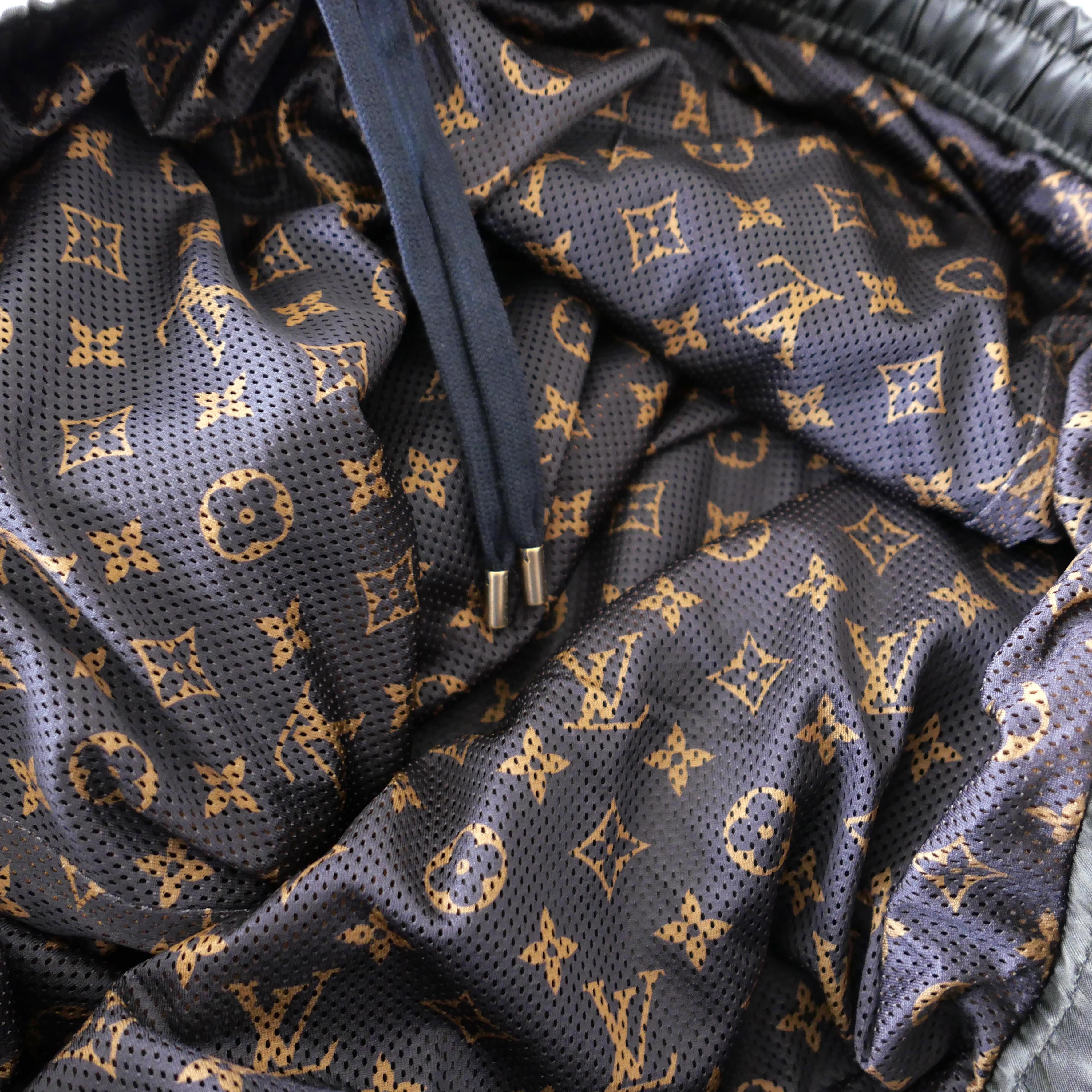 Louis Vuitton - Veste à capuche sportive en nylon brillant en vente 8
