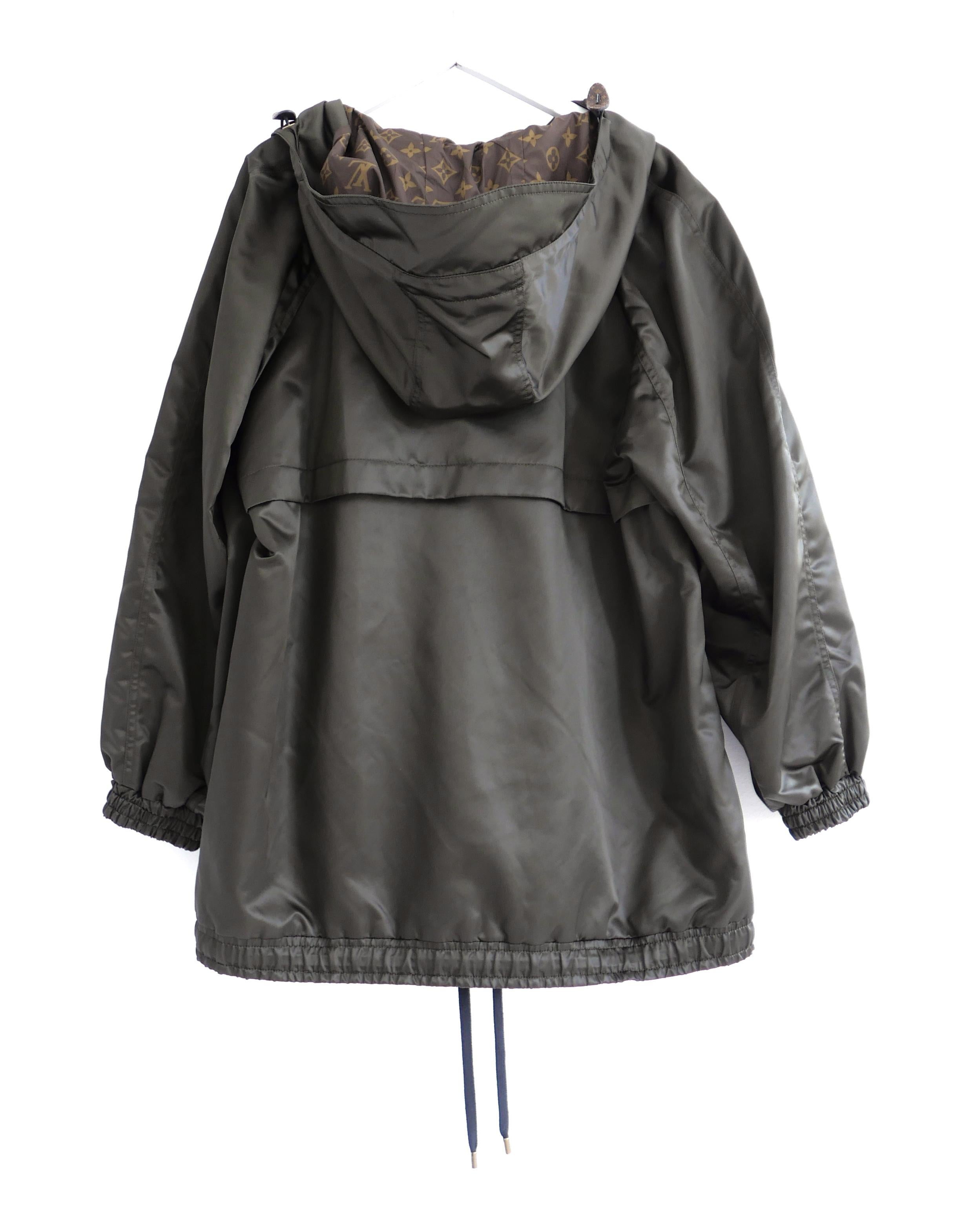 Louis Vuitton - Veste à capuche sportive en nylon brillant en vente 2