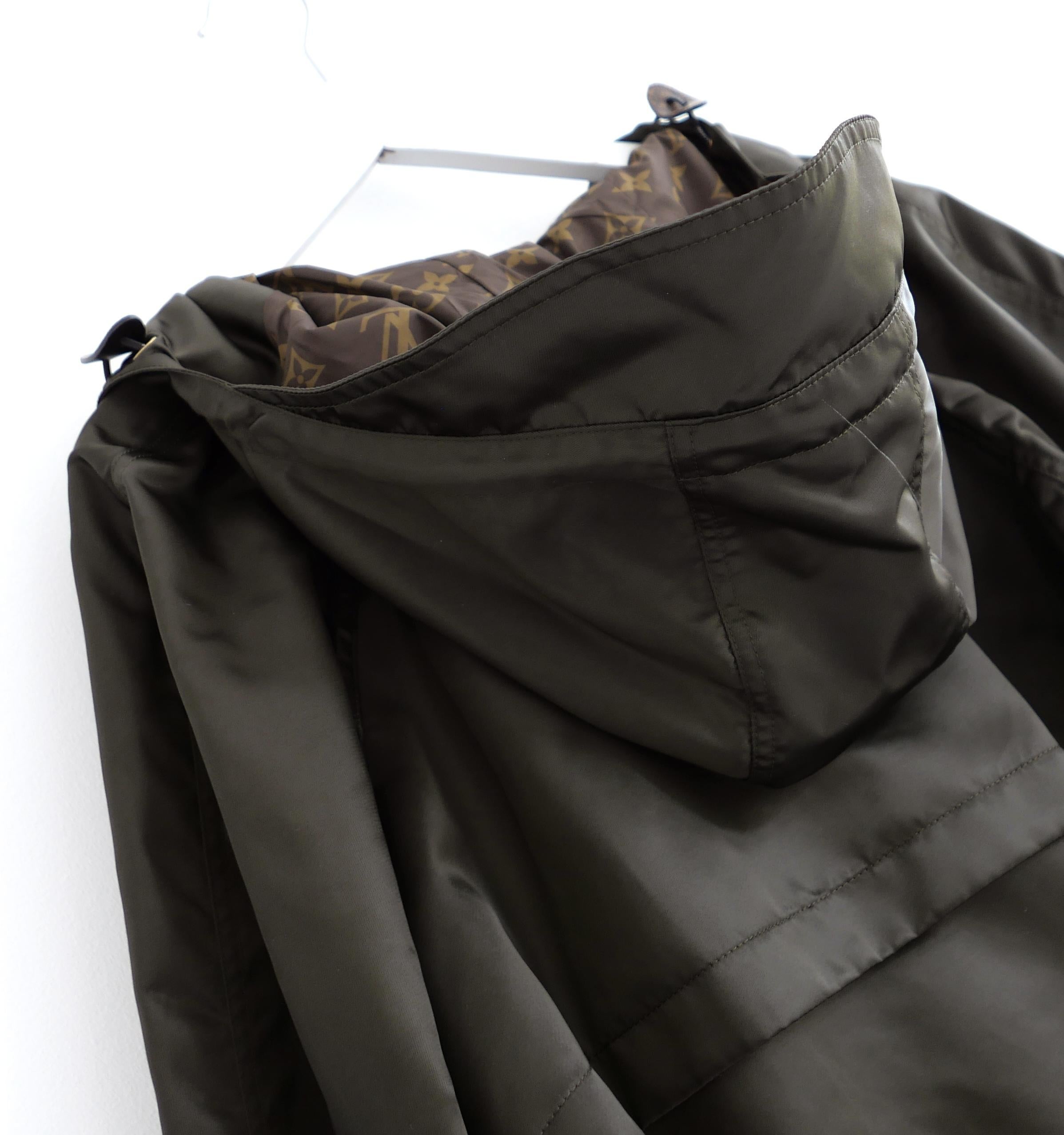 Louis Vuitton - Veste à capuche sportive en nylon brillant en vente 3
