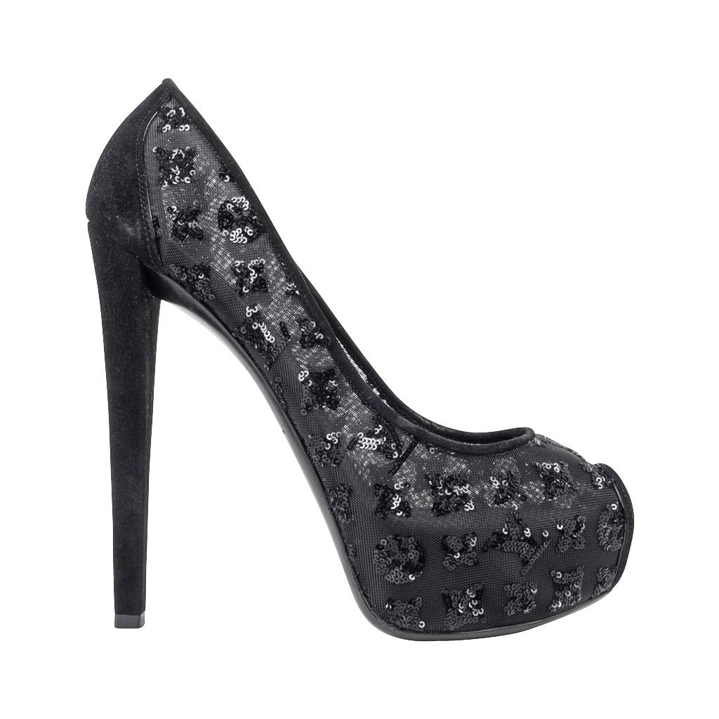 Guaranteed authentic Louis Vuitton striking mesh peeptoe pump.
Mesh is embellished with paillettes forming the LV logo and quatrefoils.
The shoe has a hidden platform and sculpted covered black suede heel.
final sale

SIZE  39
USA SIZE  9

SHOE