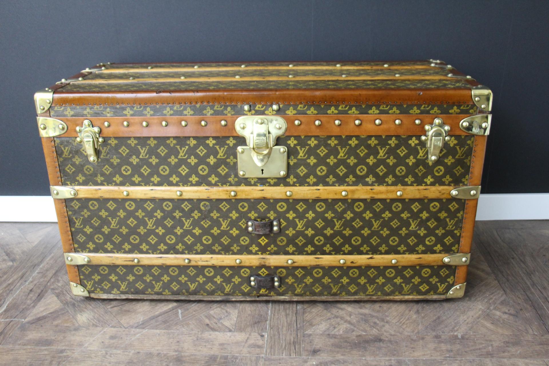 Este magnífico baúl zapatero Louis Vuitton tiene el monograma en lona estarcida, cerraduras de latón macizo estampado Louis Vuitton, tachuelas de latón y asas laterales de cuero. Este baúl Vuitton también tiene un magnífico ribete de lozine color