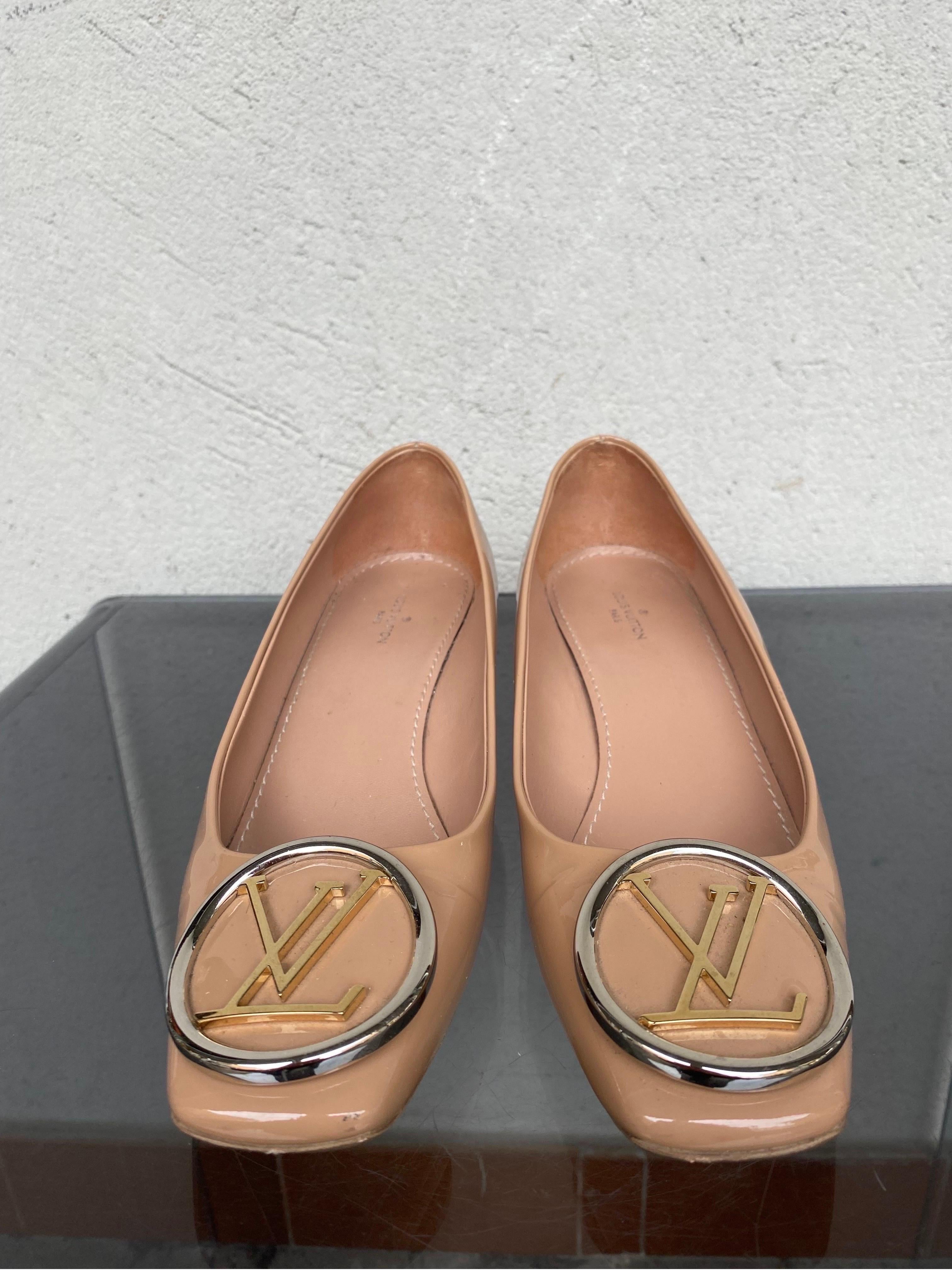 Louis Vuitton nude heel shoe 
Square Medeleine Pump model.
With silver hardware and gold logo.
In nude patent leather. Number 36.5. 
Heel height 4 cm.
Inner sole 24 cm. 
In good overall condition, shows signs of normal use.
Some marks on the heel