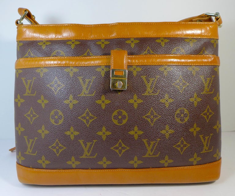 This Louis Vuitton monogram leather crossbody bag features gold hardware, a zipper closure, inner side pockets, and a shoulder strap. Made in France. 

Measurements in Inches:
Length: 9
Width: 12
Height: 3.5 
Strap: 34.5 