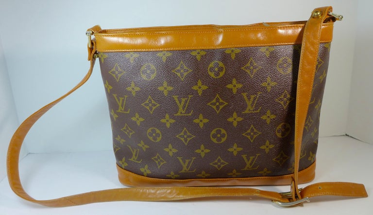 Louis Vuitton Vintage Canvas Saumur 40 Messenger Shoulder Bag For Sale at  1stDibs
