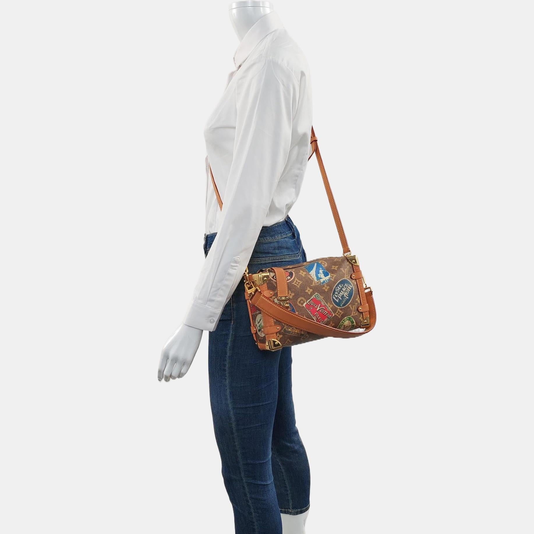Louis Vuitton Baule laterale medio Monogram Hotel Label Marrone Multicolore
Queste sono foto professionali della borsa offerta da Luxbags.
CONDIZIONE: ECCELLENTE

Leggeri graffi all'hardware. Sfregamenti intorno agli angoli e alle