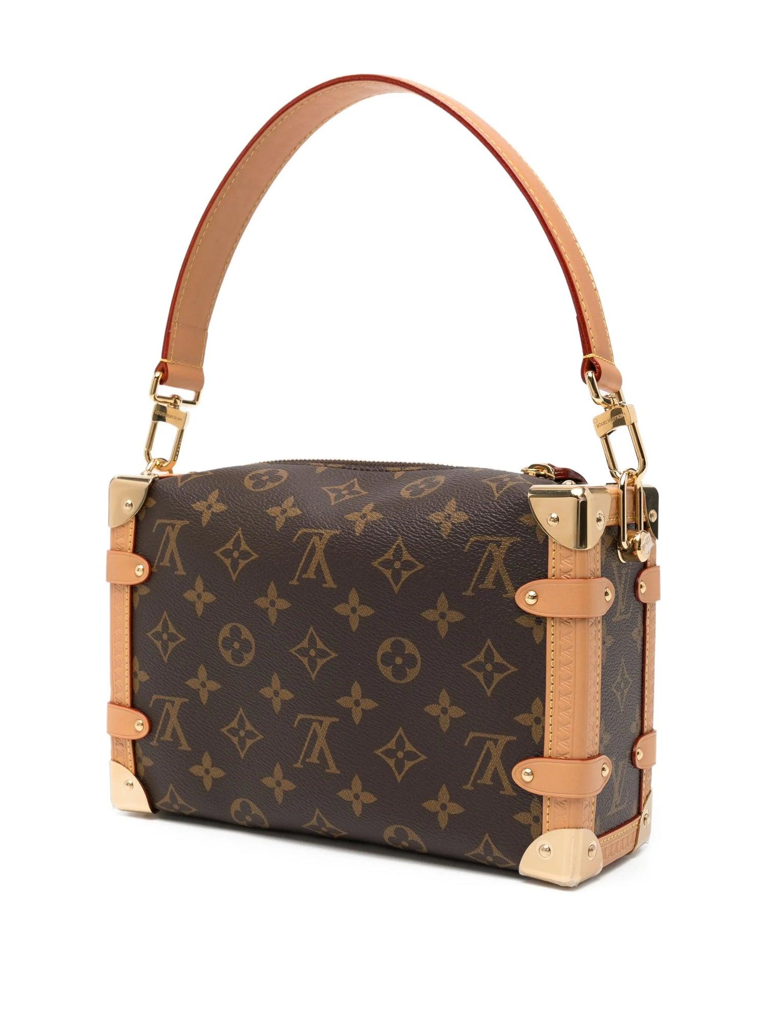 Marrone scuro
Tela Signature Monogram
Hardware in tonalità oro
Chiusura con zip in alto
Maniglia superiore singola staccabile
Tracolla regolabile e staccabile
Scomparto principale
Viene fornito con la sacca antipolvere originale
Condizioni: